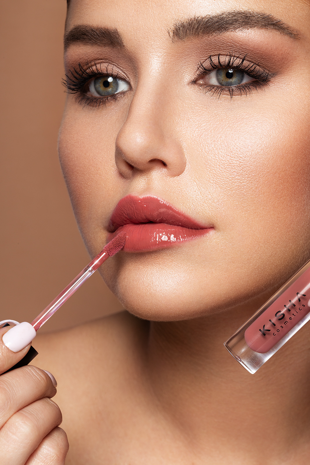 Beautyfotografie, Portrait, Kim Gloss, Campaign, Lächeln, brauner Hintergrund, Lipgloss, Closeup