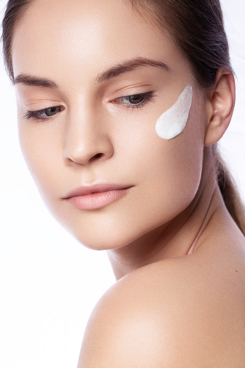 Beautyfotografie, Portrait, Highend Retusche, weißer Hintergund, No-Make-up Look, Skincare, Creme auf Wange