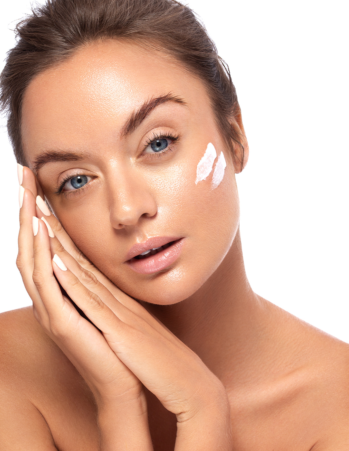 Beautyfotografie, Portrait, Highend Retusche, weißer Hintergund, No-Make-up Look, Skincare, Creme auf Wange