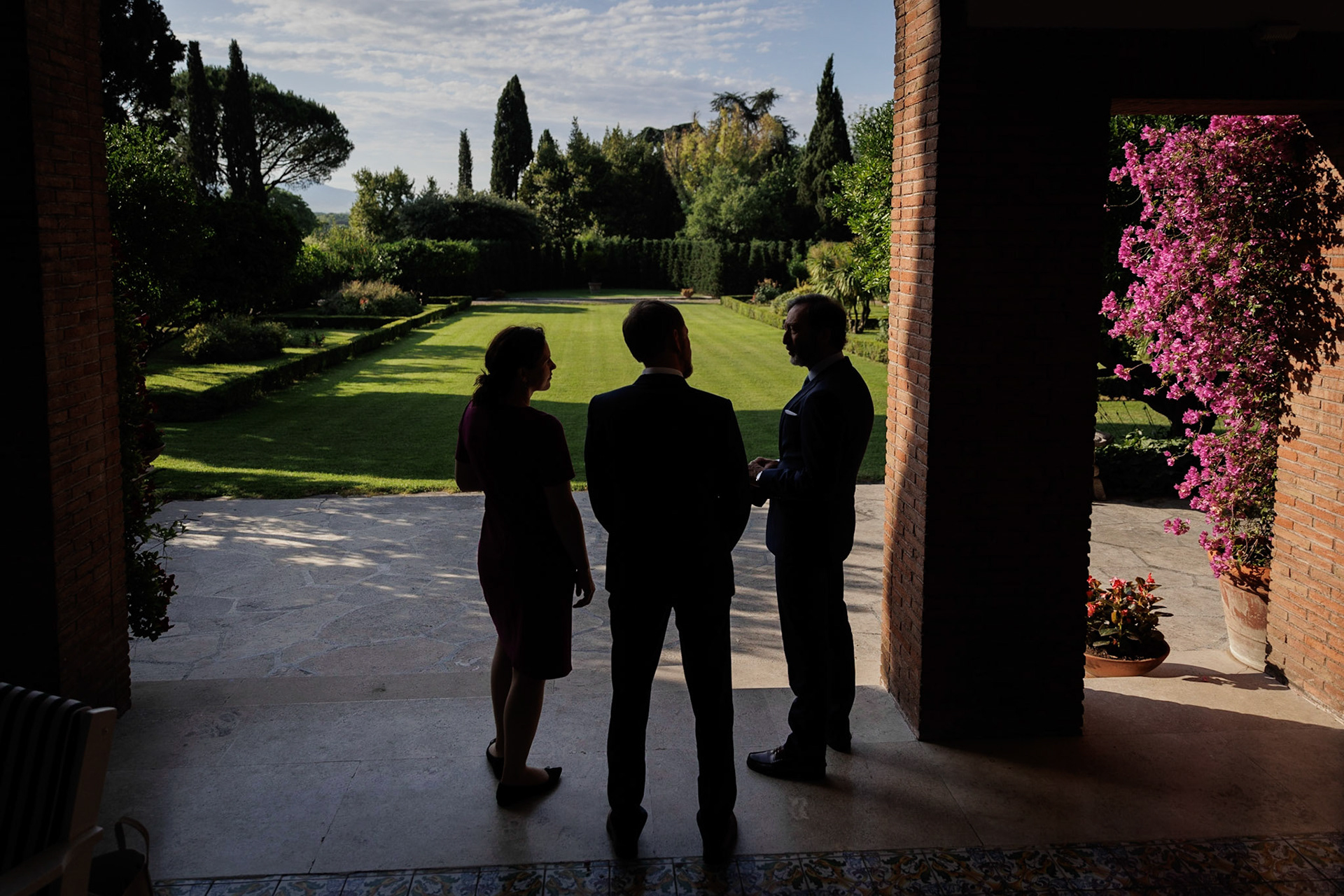 Michael Kretschmer (Mitte), Ministerpräsident des Freistaates Sachsen, Annett Hofmann, Ehefrau des Ministerpräsidenten werden von Viktor Elbling, deutscher Botschafter in Italien in der Villa Almone empfangen.  Rom, 16.06.2022, fotografiert für Sächsische Staatskanzlei