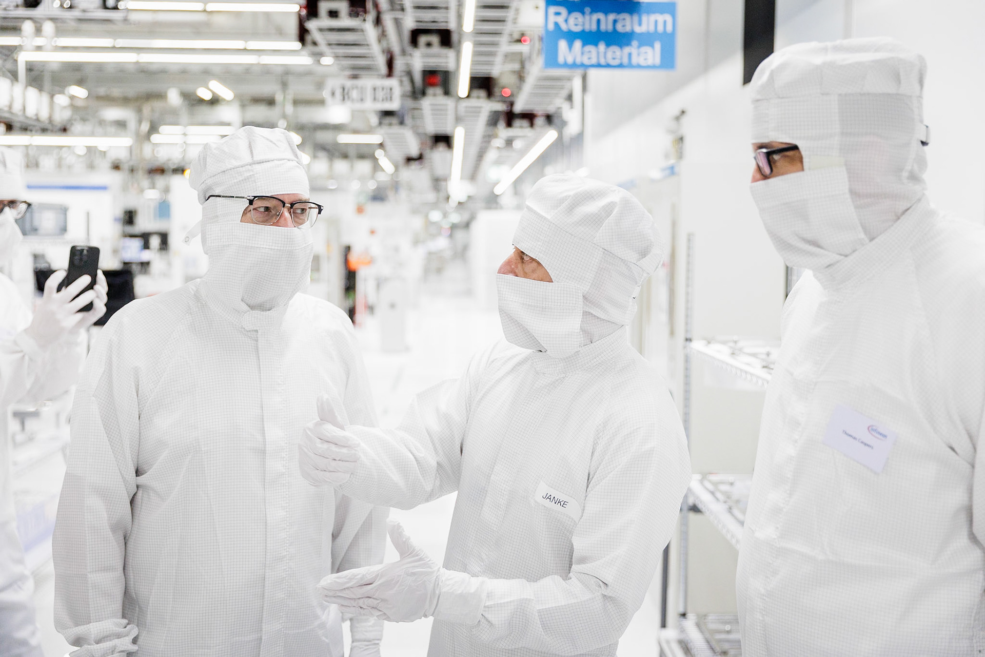 Bundesinnenminister Alexander Dobrindt, Infineon Werk Dresden, 23.10.2025, für BMI via Bundesfoto