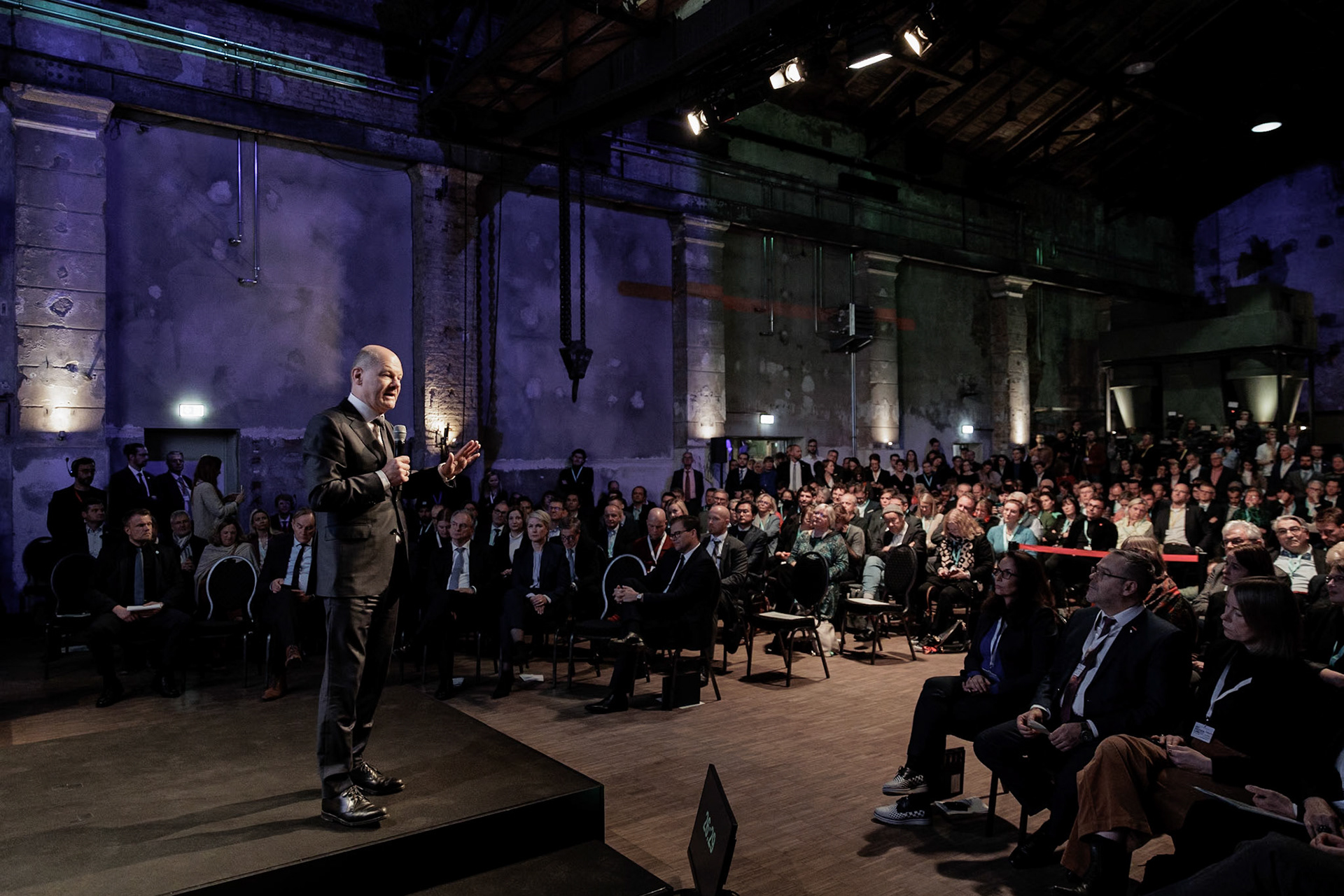 Bundeskanzler Olaf Scholz auf der Konferenz OSTDEUTSCHLAND 2030 - fotografiert für Bundesfoto im Auftrag des Bundeskanzleramtes, Leipzig, 17.11.2023