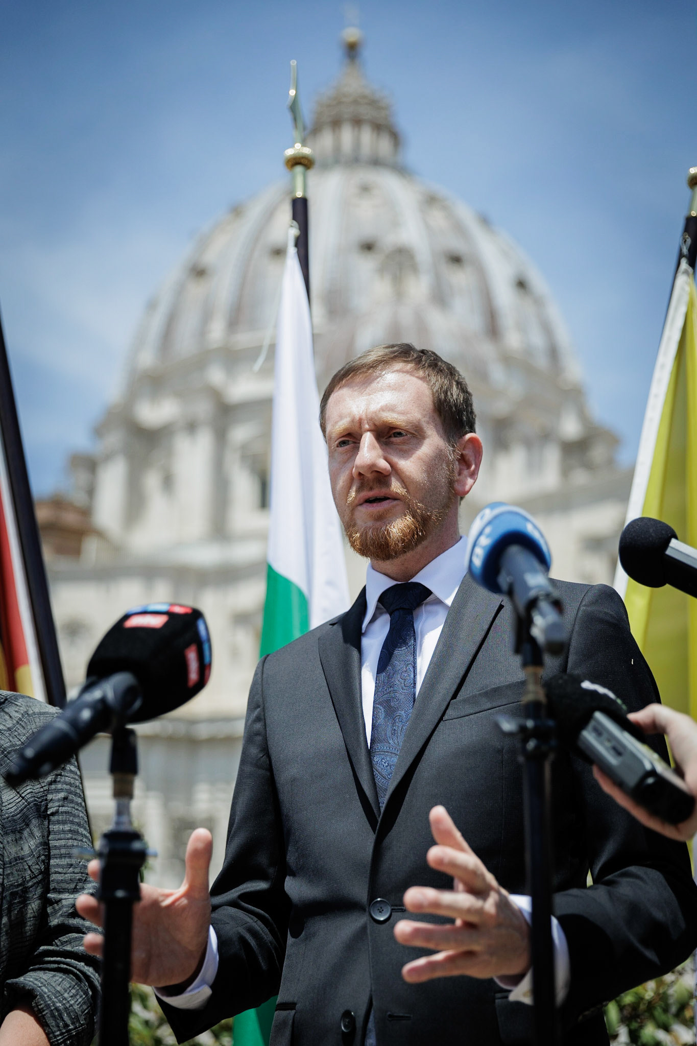 Pressestatement von Michael Kretschmer, Ministerpräsident des Freistaates Sachsen am Campo Santo Teutonico.  Vatikanstadt, 17.06.2022, fotografiert für Sächsische Staatskanzlei