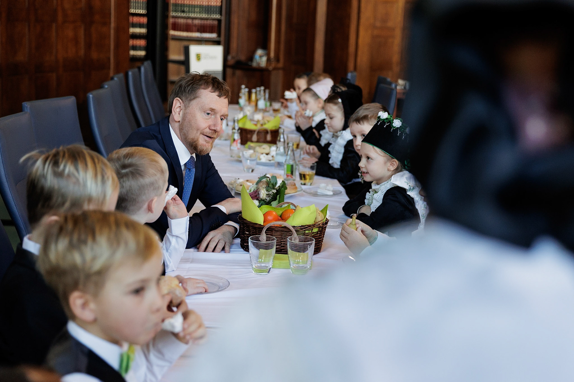 Sachsens Ministerpräsident Michael Kretschmer im Gespräch mit sorbischen Kindern, Dresden, 22.01.2026, fotografiert für die Sächsische Staatskanzlei 