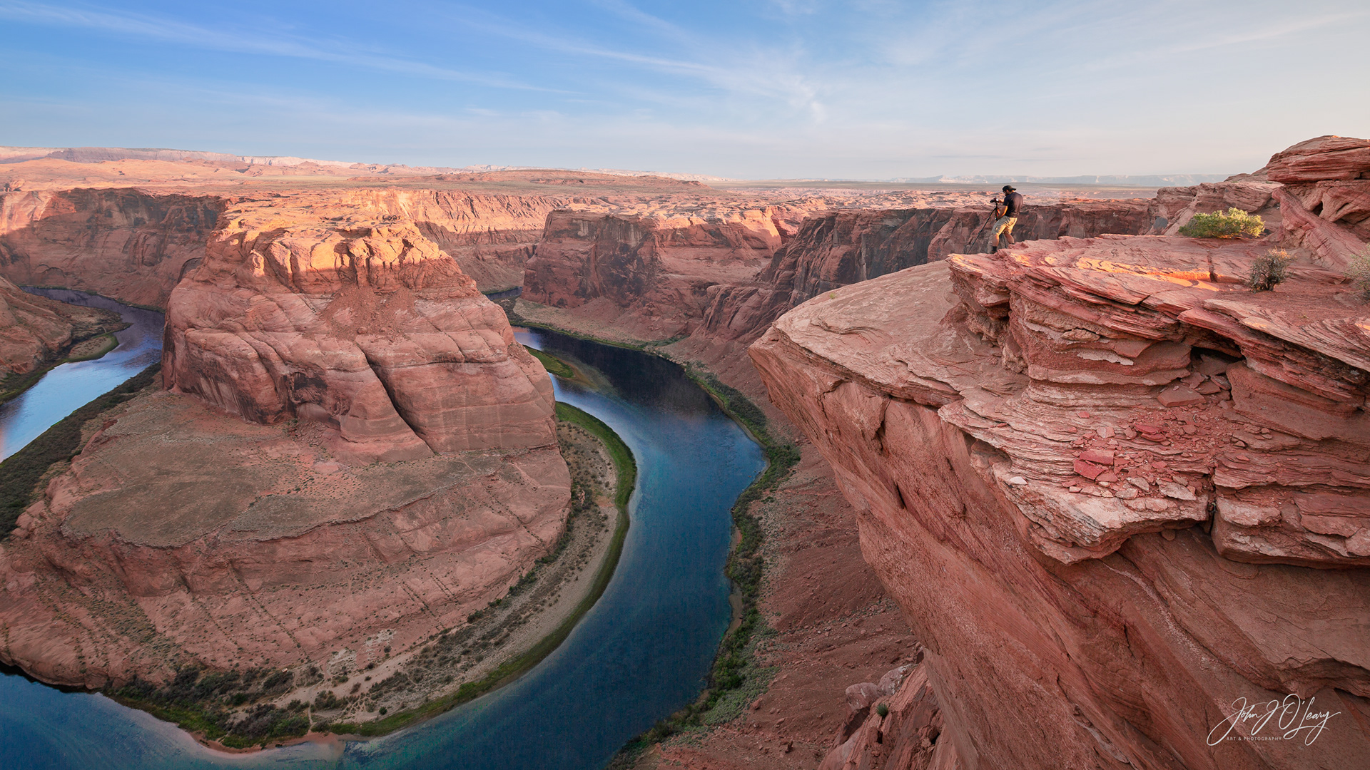 PHOTOGRAPHER AT HORSE SHOE BEND - ARIZONA