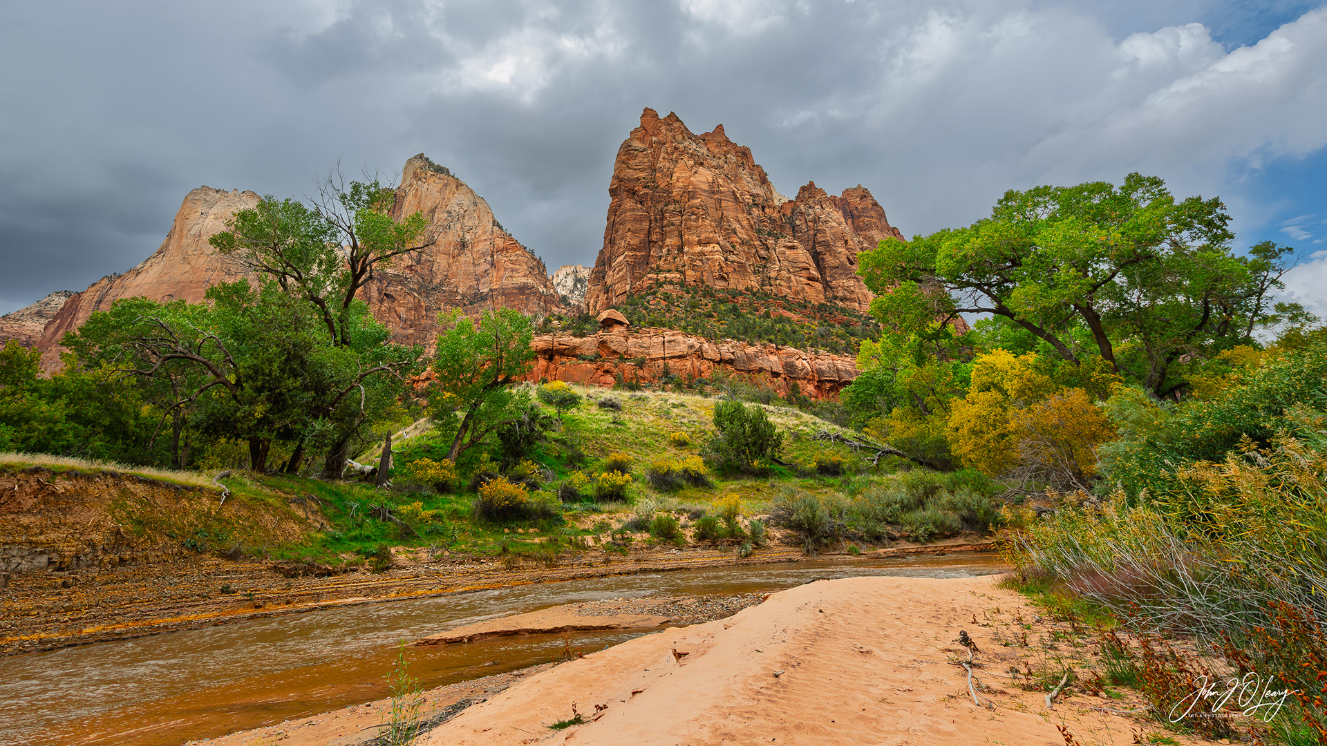 SMALL STREAM IN ZION - UTAH