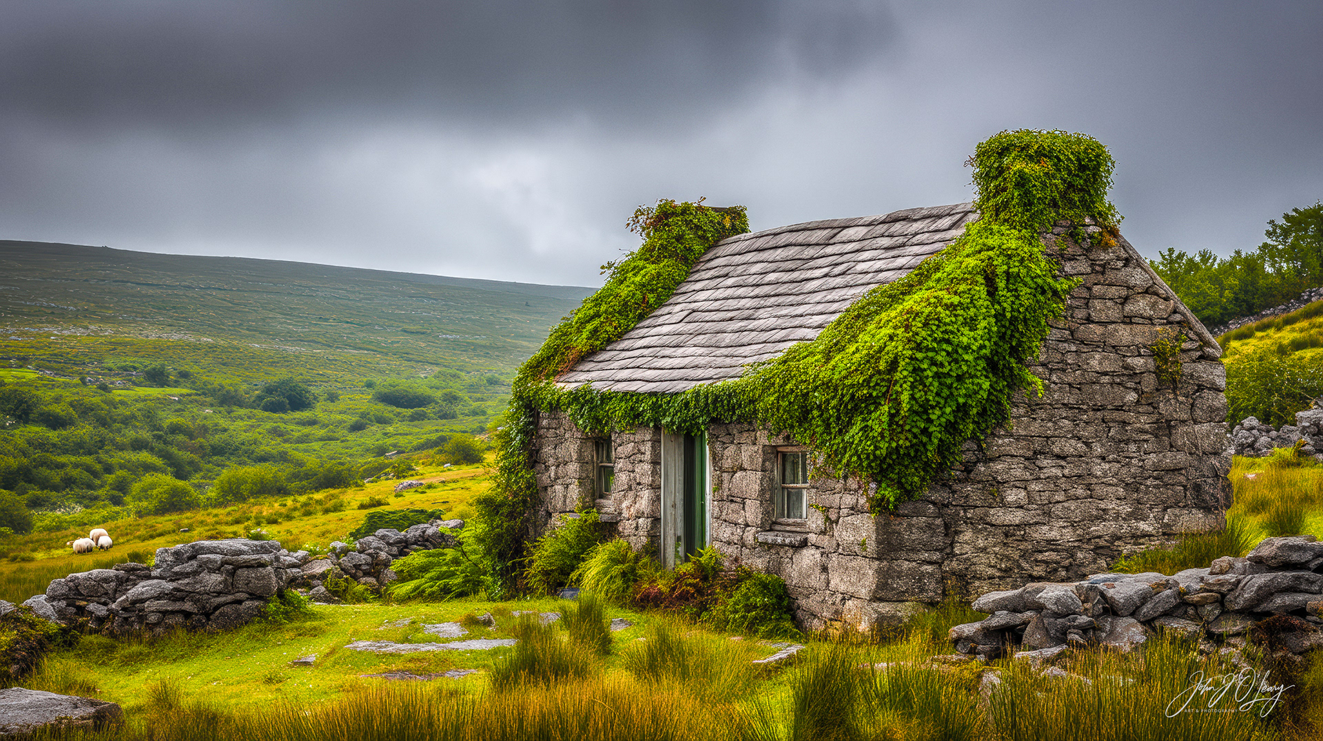 STONE COTTAGE IN IRELAND