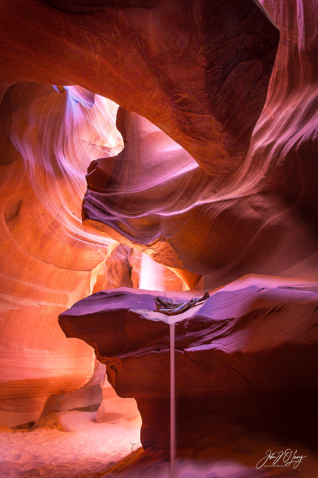SANDFALL IN ANTELOPE CANYON - ARIZONA