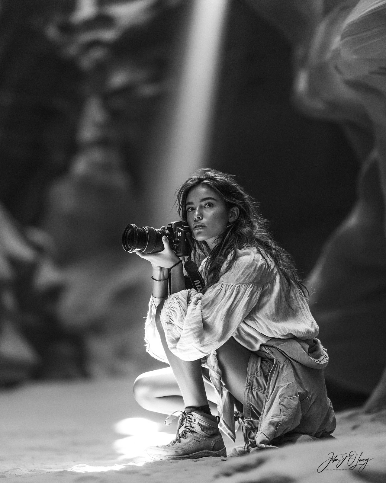 PHOTOGRAPHER IN ANTELOPE CANYON