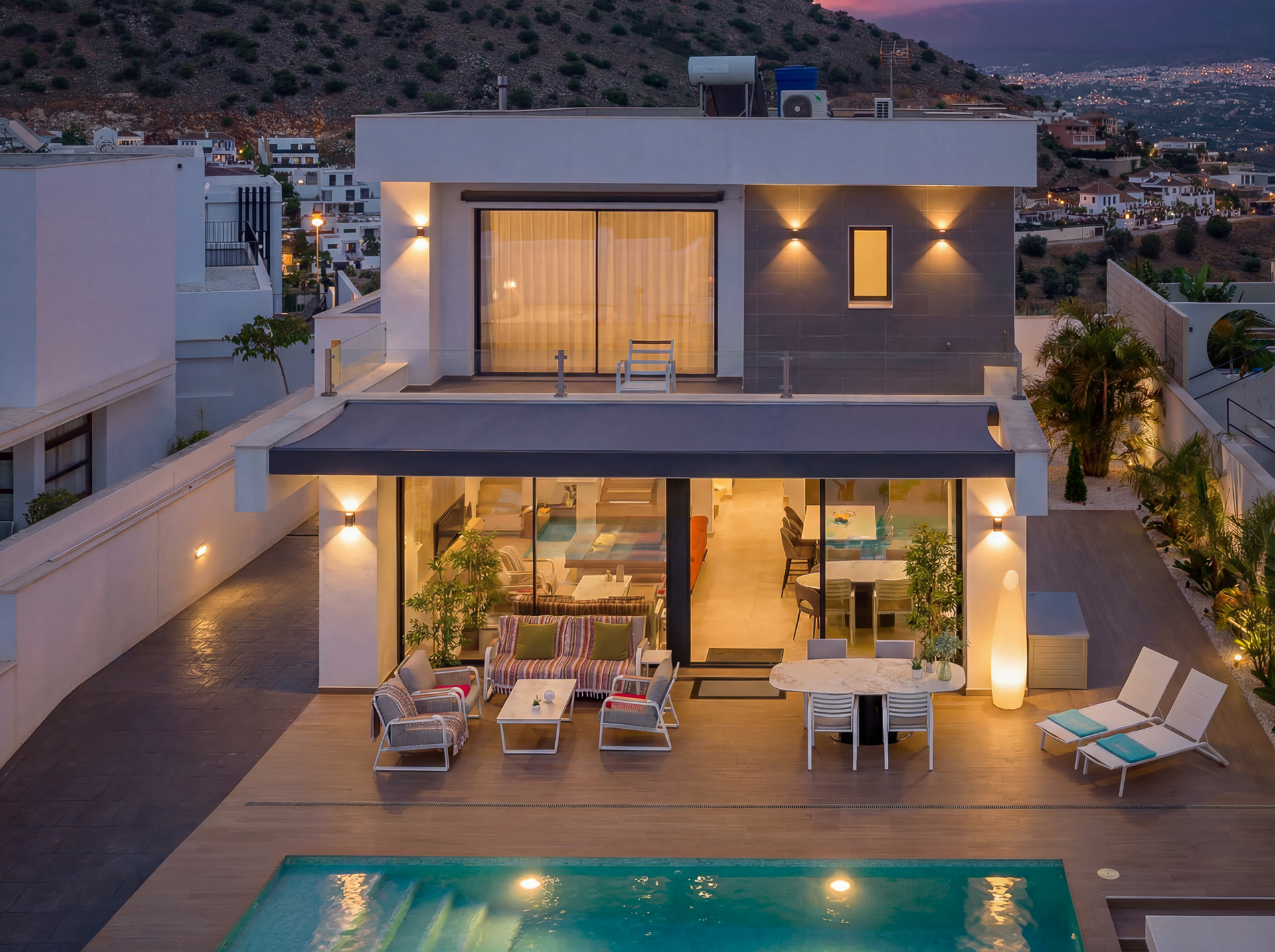 Modern villa in Coín photographed at twilight with outdoor living space and pool. Evening images create a warm and inviting atmosphere that attracts more potential buyers.