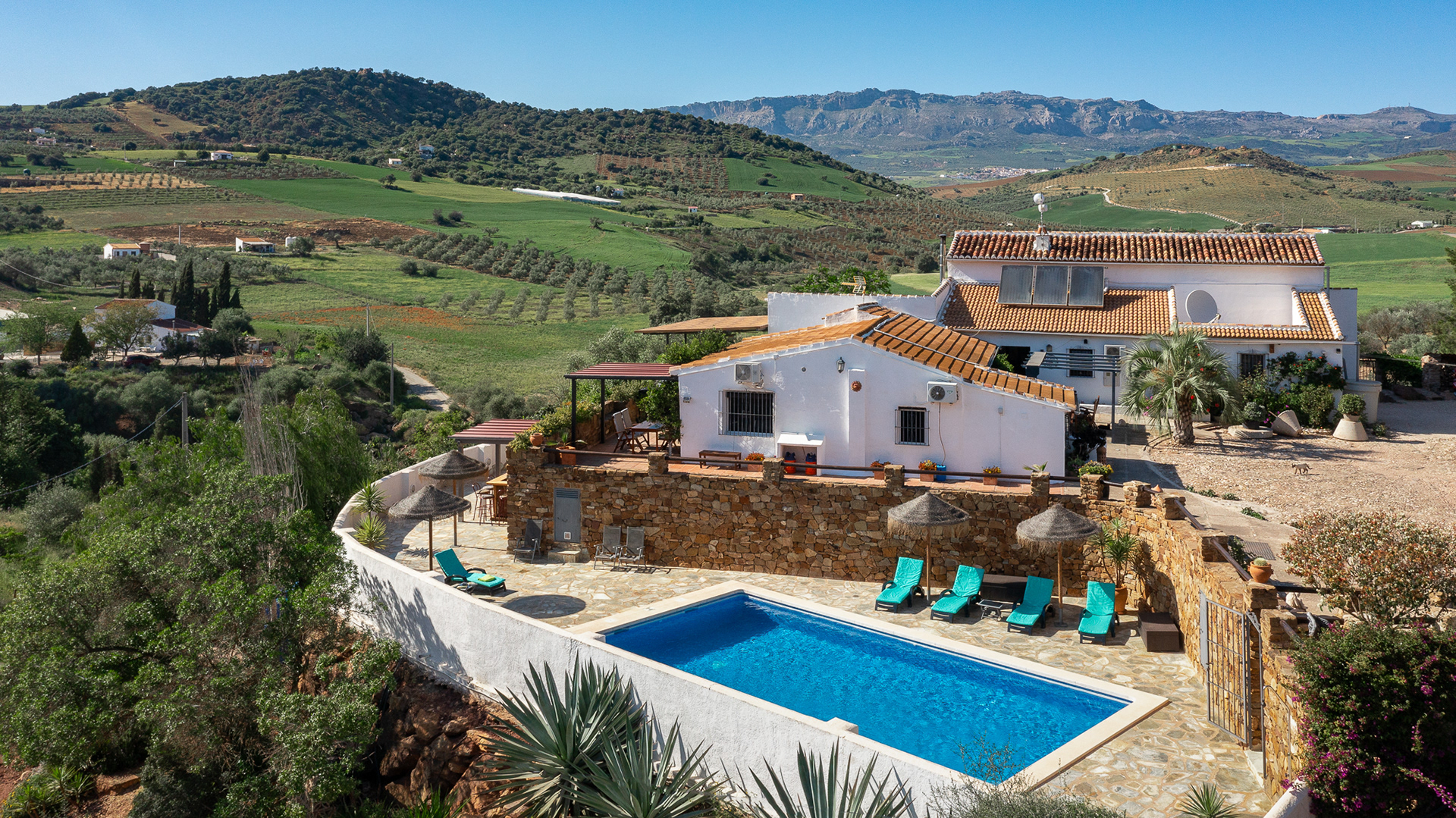 Charming rural bed and breakfast in Andalusia with swimming pool, terrace and panoramic countryside views, ideal for guest bookings.