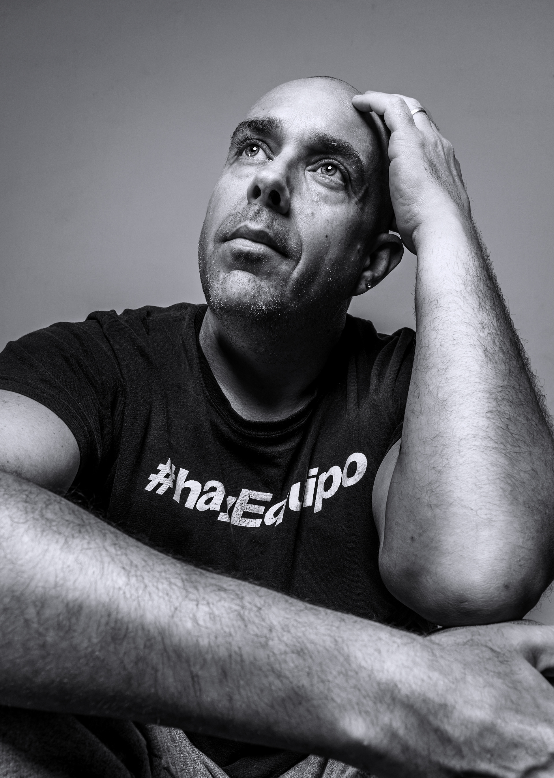 Autorretrato con sombrilla translúcida