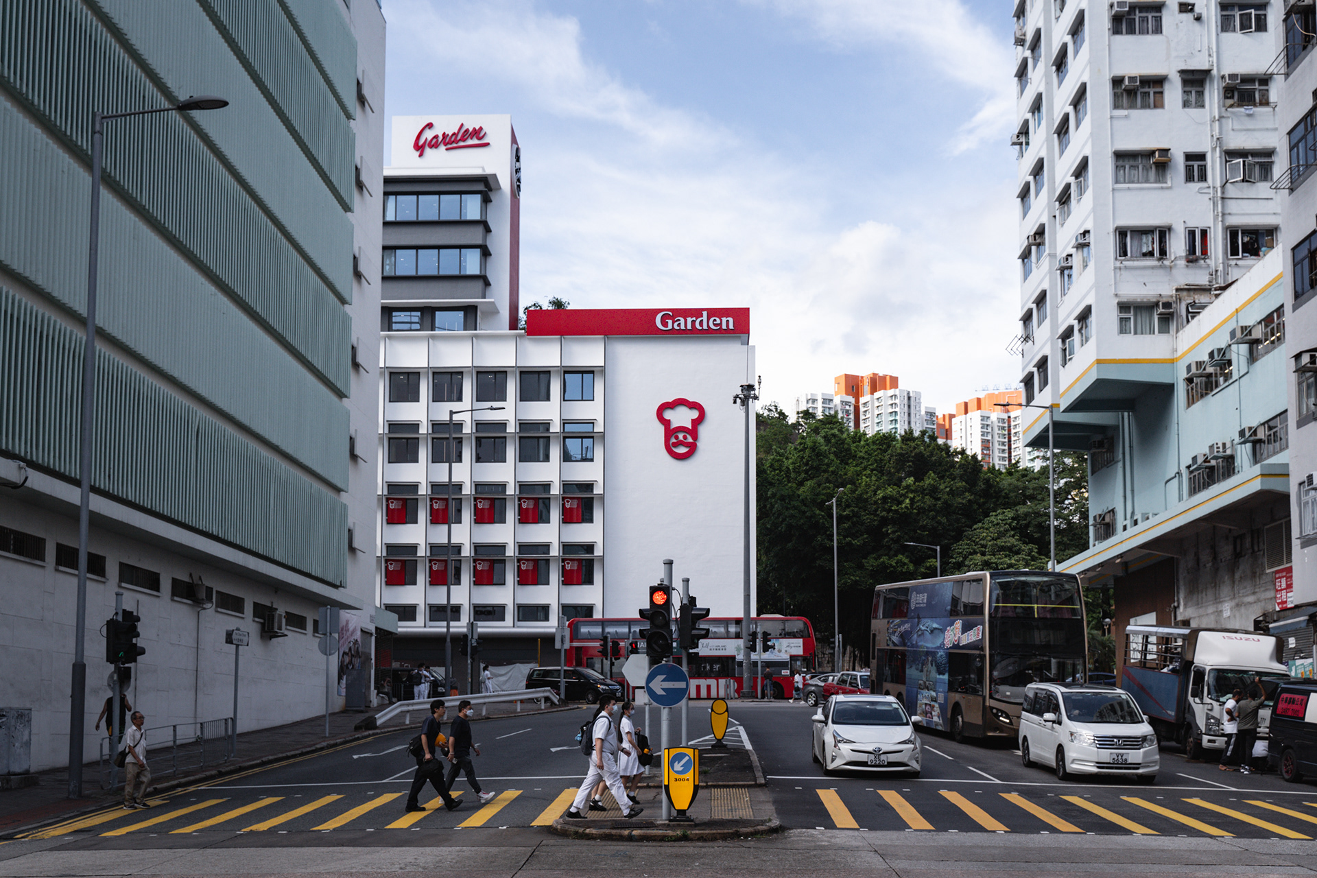 城規會的文件顯示,申請人嘉頓有限公司擬將嘉頓中心改建為「商店及服務行業、食肆、辦公室及學校」,提供25層高的大樓,包括3層地庫,但通過至今工程仍未展開。