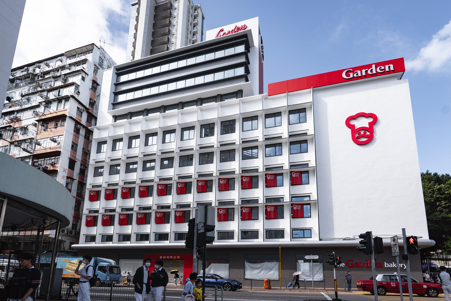 嘉頓中心於2021年尾進行內部裝修工程並於大廈外架起棚架,工程於早前完成。