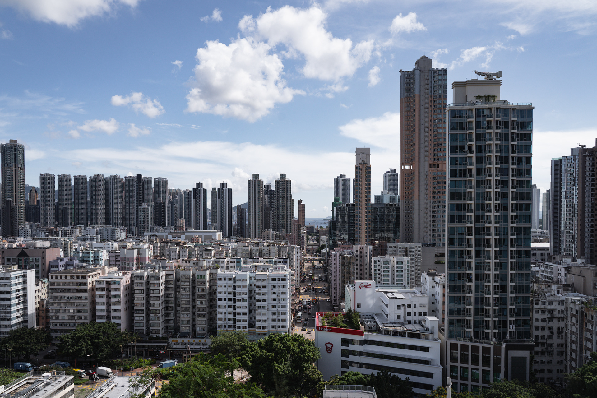 嘉頓中心於1935年建成時是深水埗區內最高建築物,但己現今摩天大廈的城市規劃來說可以算是浪費土地了。