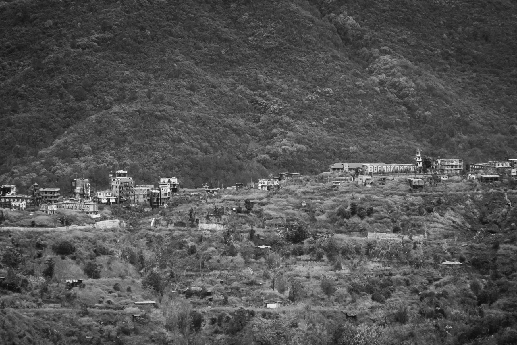 Thantlang, a town of 12,000 before the war is now completely evacuated of its civilian population. The town has been completely destroyed and mostly burned to the ground. Until this day the town is divided between a Myanmar military conrolled part and the other half controlled by the Chin Defense Forces. Merely a couple of hundred meters separates them downtown. Some of the most violent and intensive combats in Chin State are taking place to this date in Thantlang. Vui Chip Chin Defense Forces outpost, Thantlang in Chin State, Myanmar, April 2024