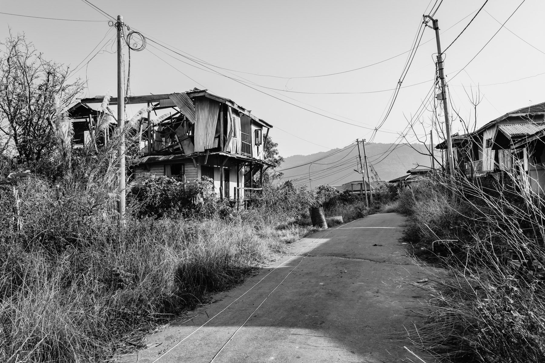 Thantlang, a town of 12,000 before the war is now completely evacuated of its civilian population. The town has been completely destroyed and mostly burned to the ground. Until this day the town is divided between a Myanmar military conrolled part and the other half controlled by the Chin Defense Forces. Merely a couple of hundred meters separates them downtown. Some of the most violent and intensive combats in Chin State are taking place to this date in Thantlang. Thantlang frontline, Chin State, Myanmar, April 2024