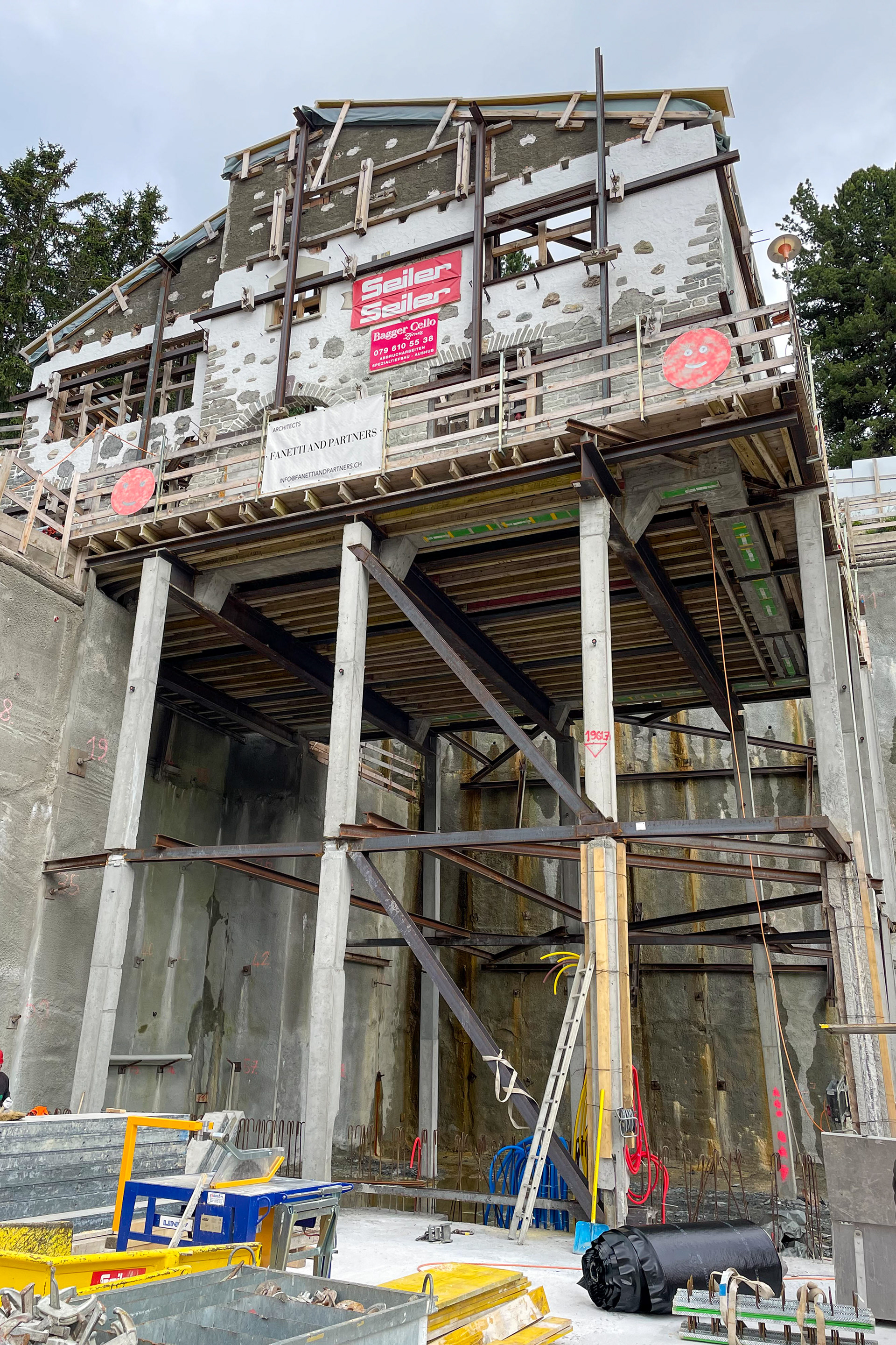 Construction site view of a luxury villa in Suvretta, showing the complexity of the extension project.