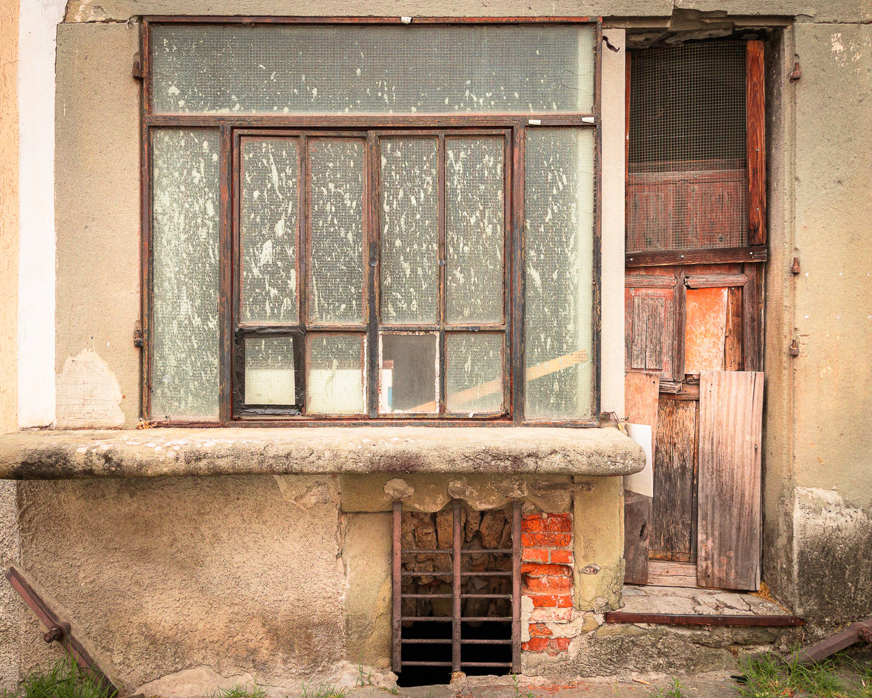 Detail of a wall of an abandoned building in Italy