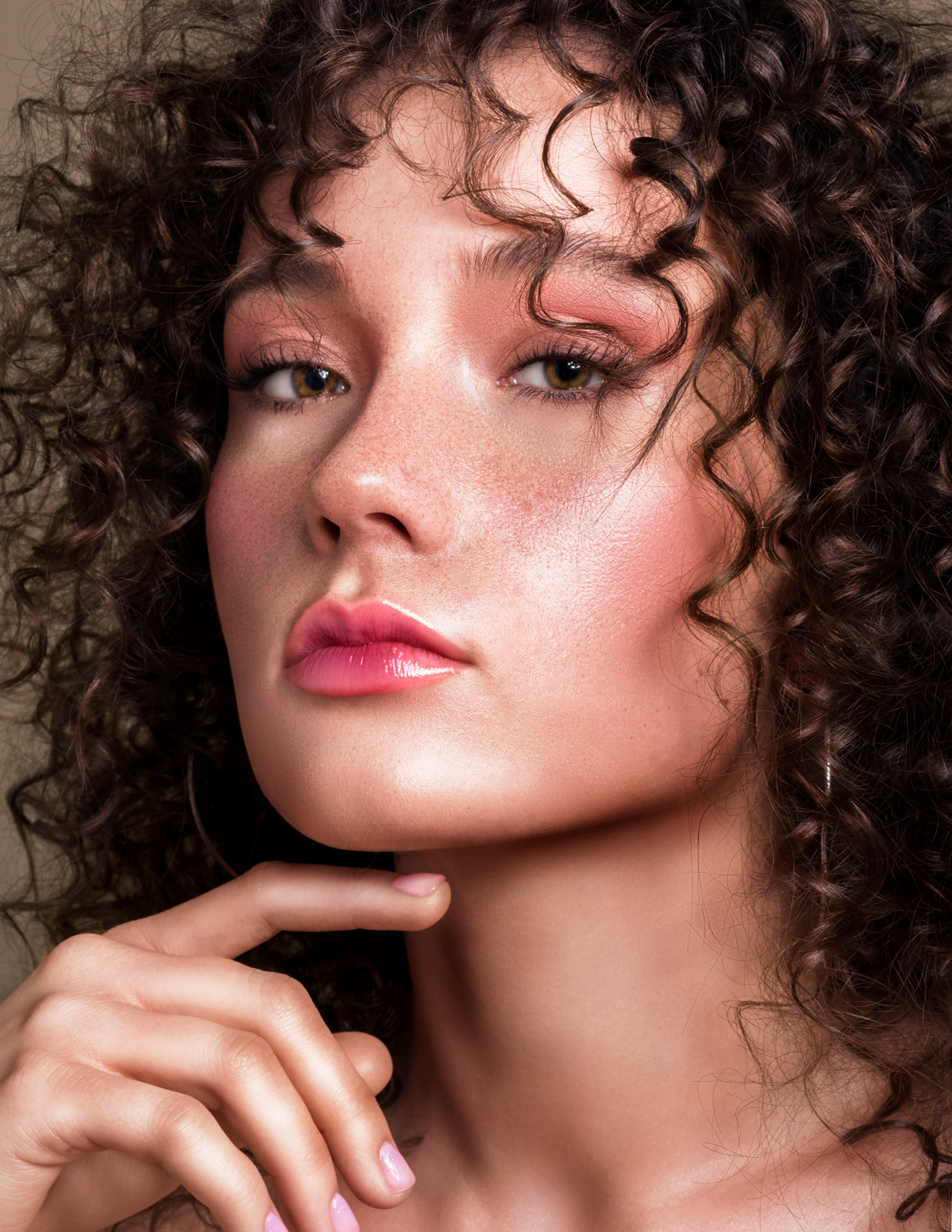 Model: Agnieszka Starostecka | MUA: Alena Vedernikova | Photographer: Matt Biena 