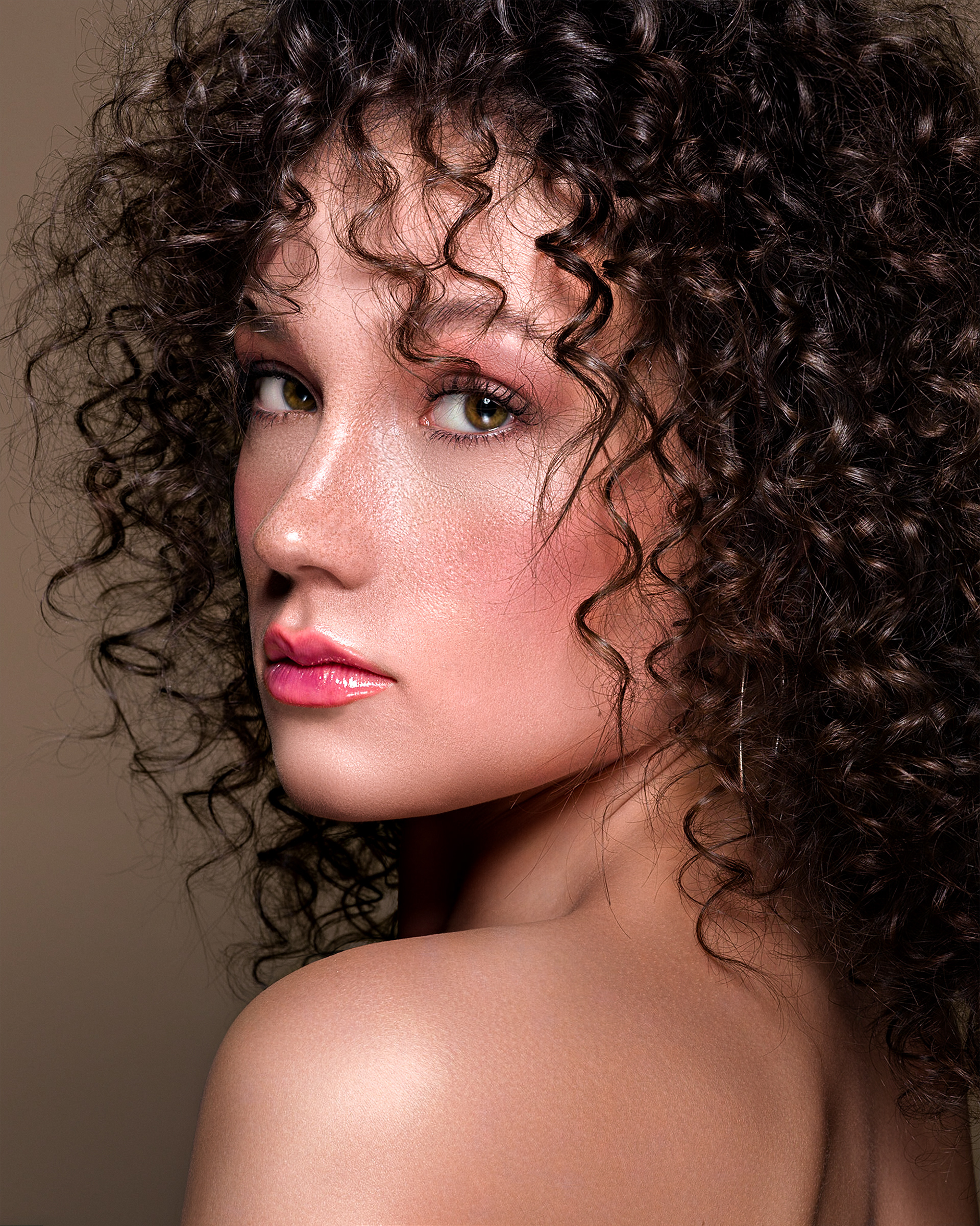 Model: Agnieszka Starostecka | MUA: Alena Vedernikova | Photographer: Matt Biena 