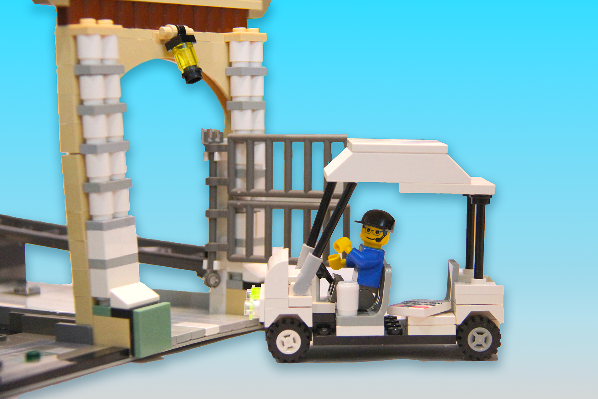 Golf Cart – No Hollywood lot is complete without one! Get your mini-figures to set in true VIP style.