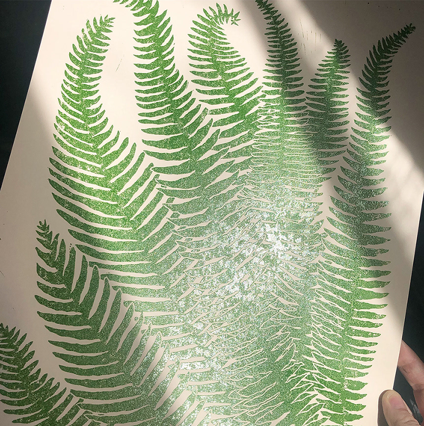 Afternoons in my office this time of year are *perfection* when it comes to the bright, cheery light!βοΈπβ¨ Loving this fern print so much.πΏπ I originally had the idea to create a reduction print but when I did my first test print, I was surprised at how much I liked the just silhouette. I love happy surprises! I am dandy with not carving away any more on this printed plant baby. πΏππΏππΏπ