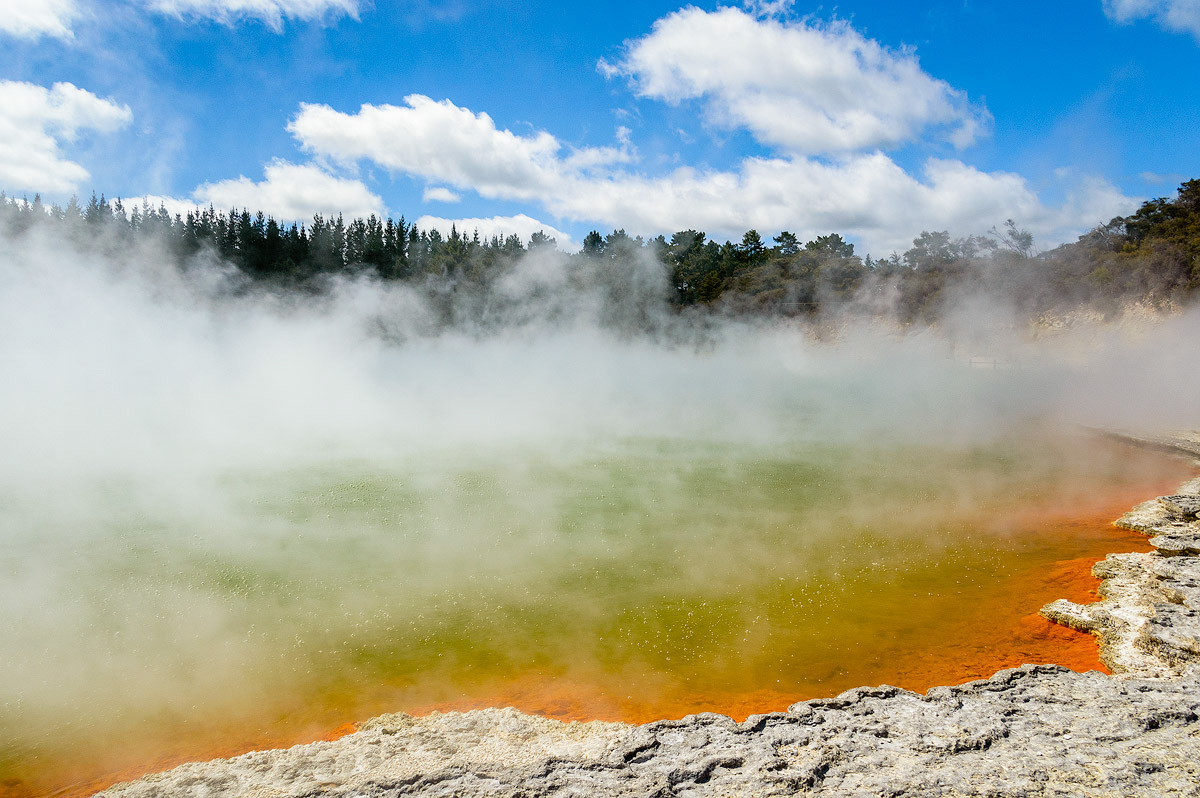 De Champagne Pool in Wai-O-Tapu Thermal Wonderland