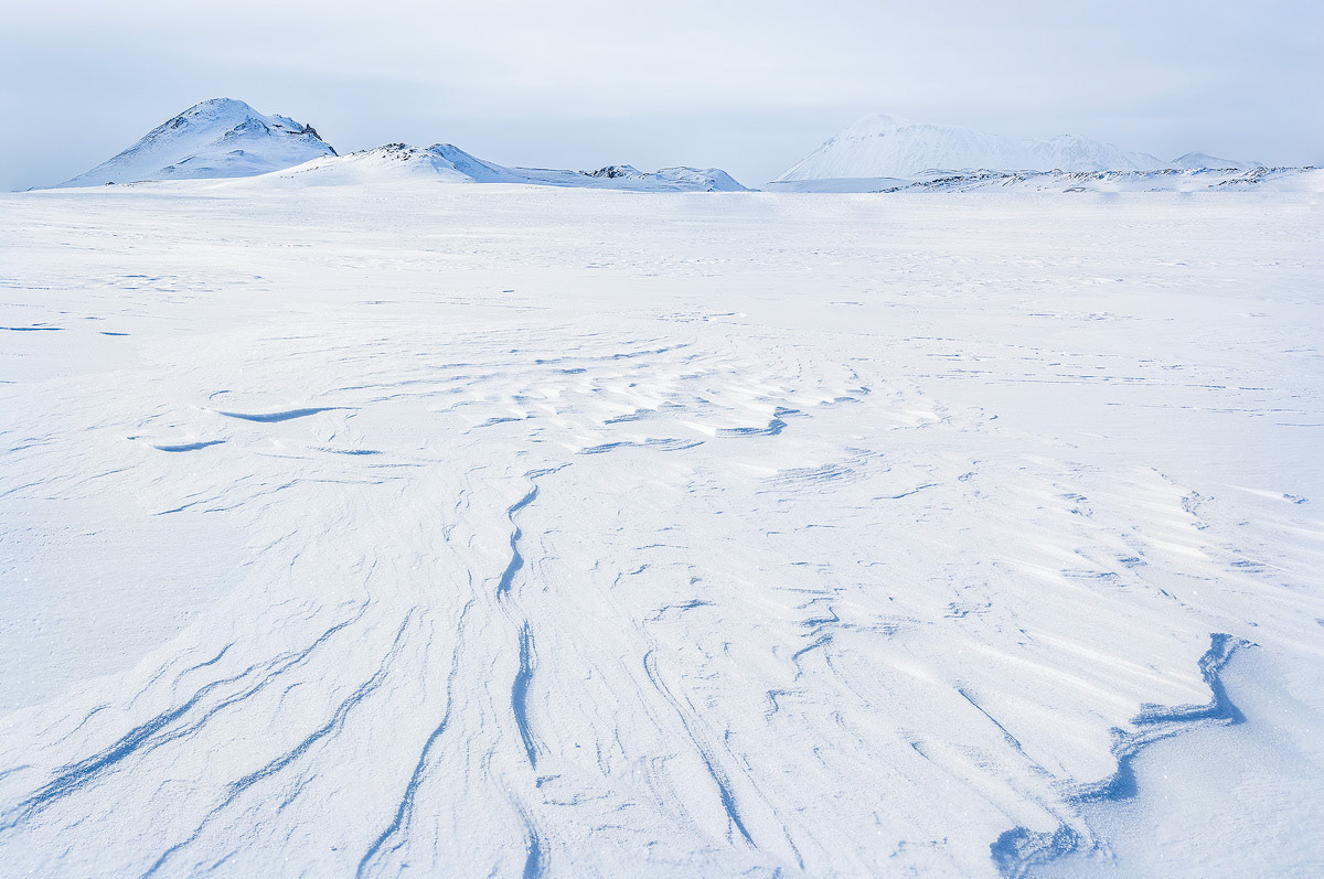 Sneeuwpatronen op weg naar de Krafla-vulkaan