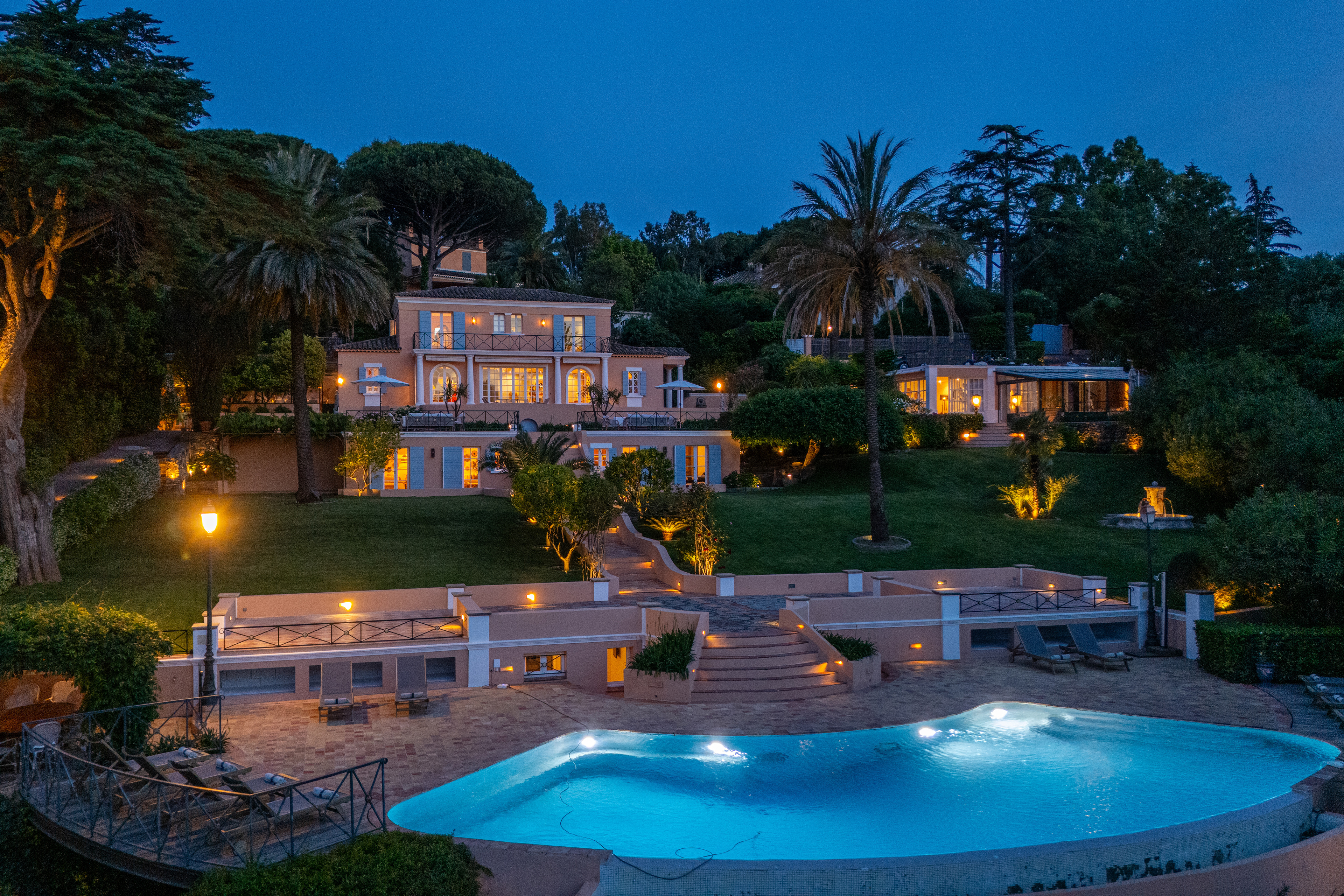 Exclusive access to the most prestigious private estates for your high-end night gatherings.