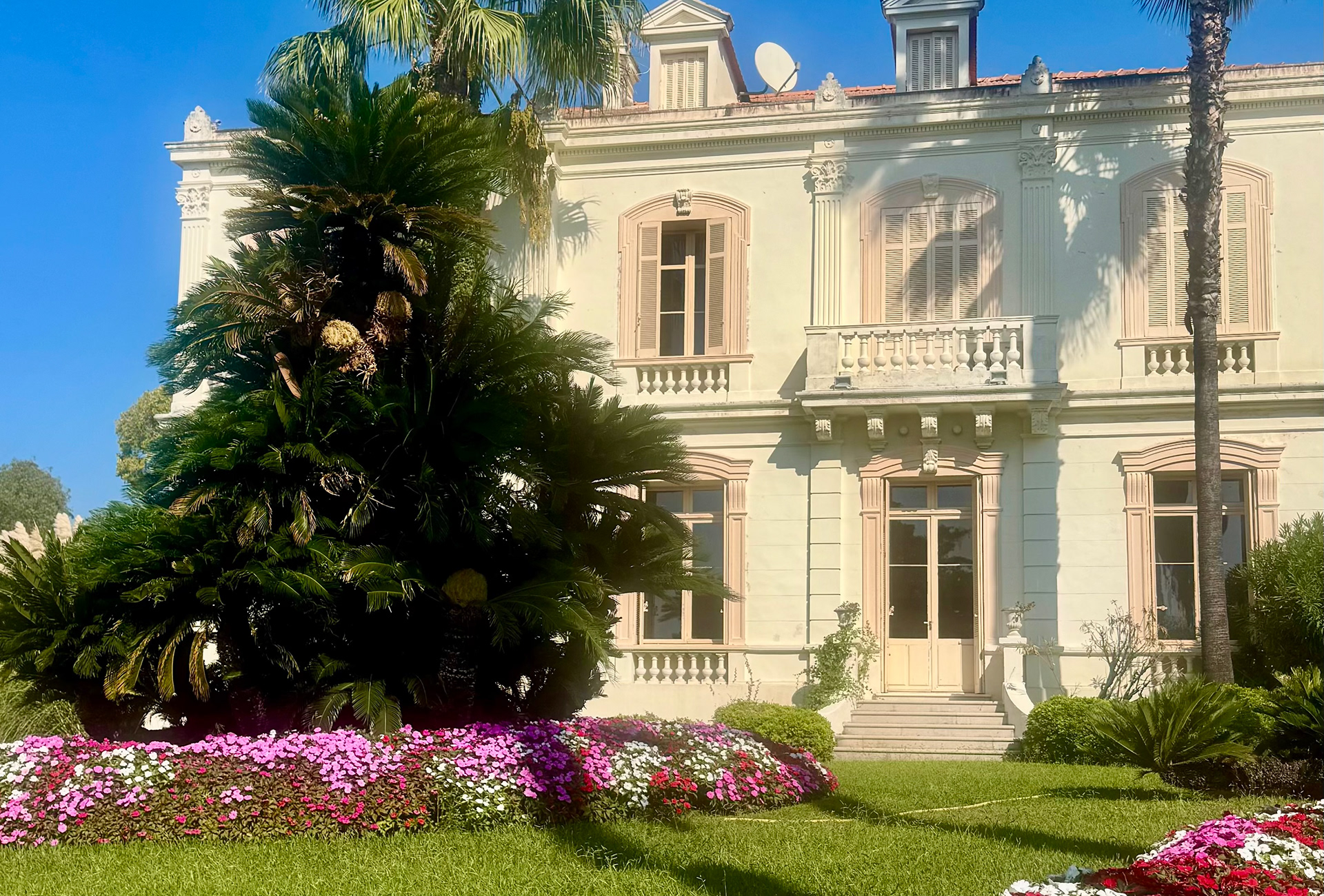 Timeless elegance and bespoke scenography in historic estates for unique moments.