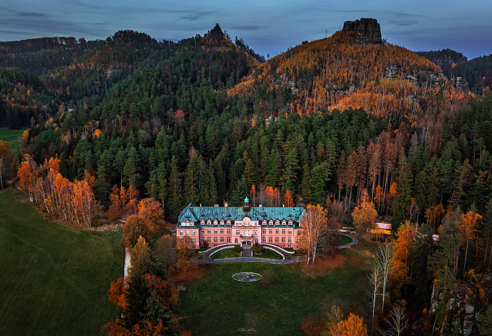 Beautiful Mansion at Jetřichovice