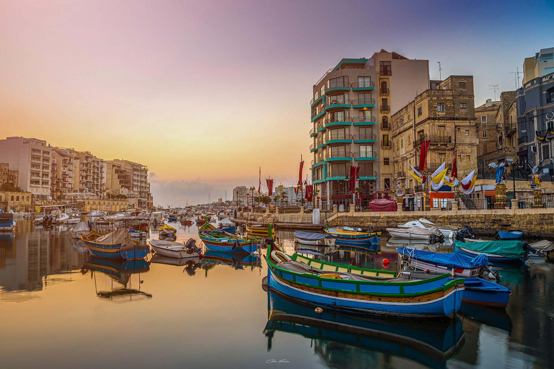 Luzzu boats at sunrise - Spinola Bay