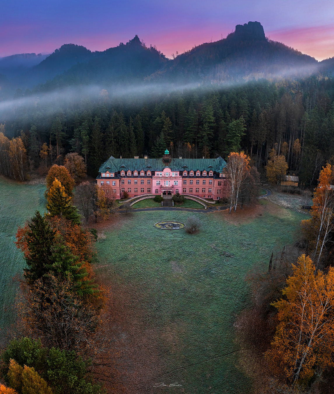 Beautiful Mansion at Jetřichovice