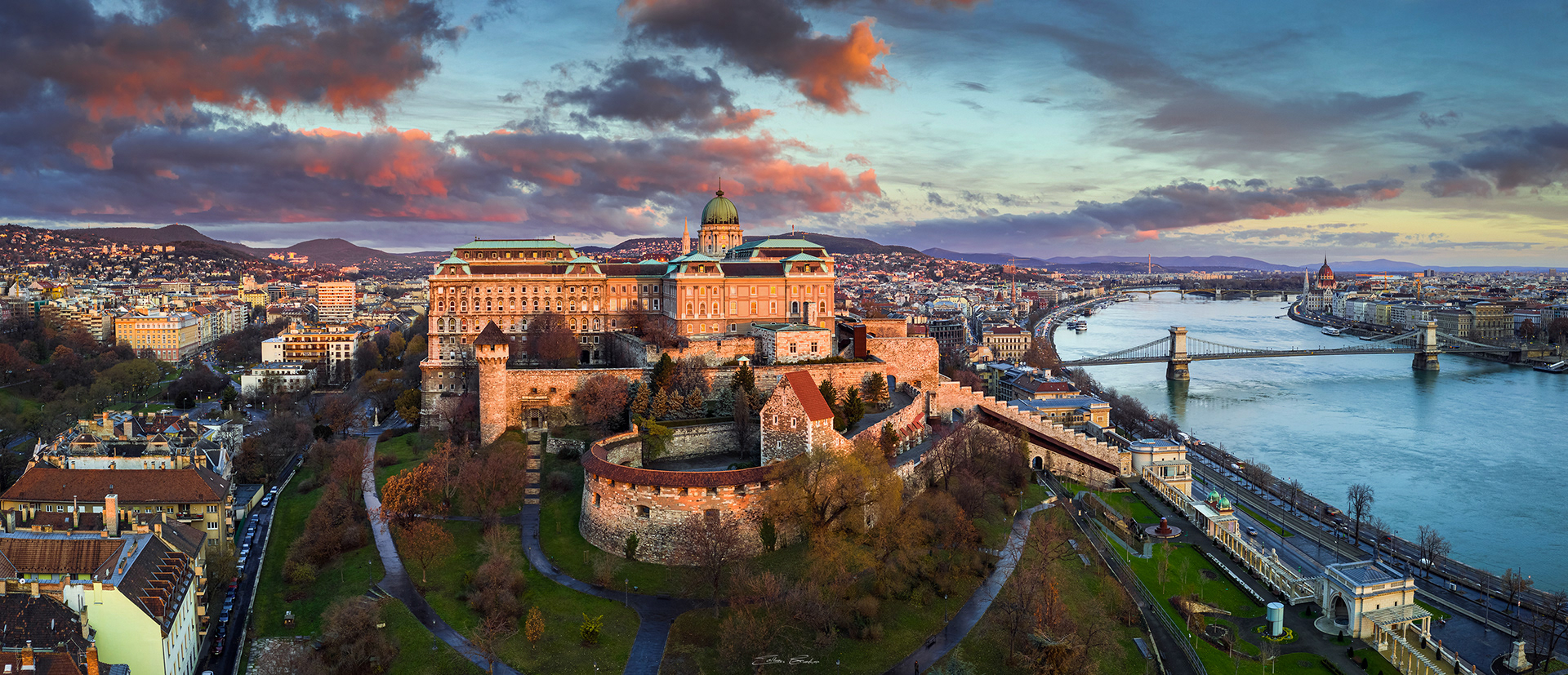 Sunrise at Buda Castle with Széchenyi Chain Bridge