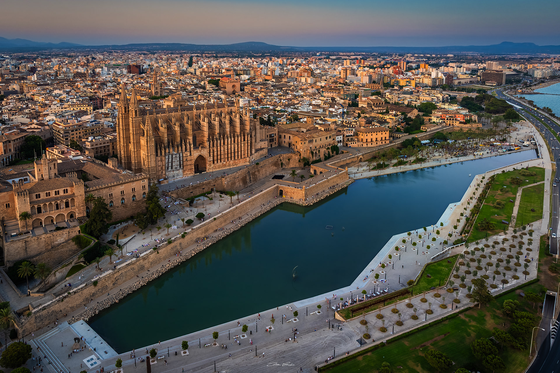 Aerial view of Catedral-Basílica de Santa María de Mallorca