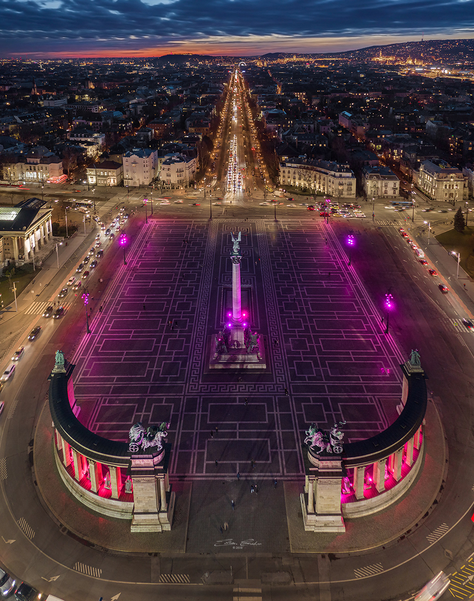 Illuminated Heroes' Square in pink lights - Giro Italia