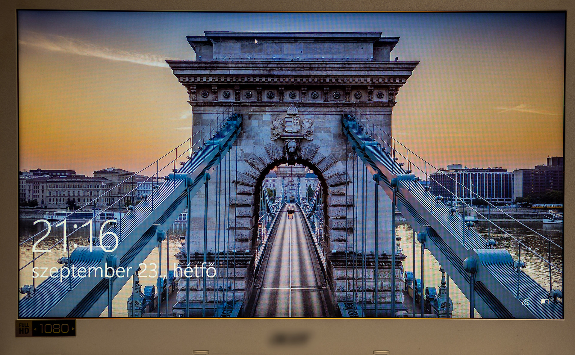 My photo of Széchenyi Chain Bridge on Windows 10 login screen