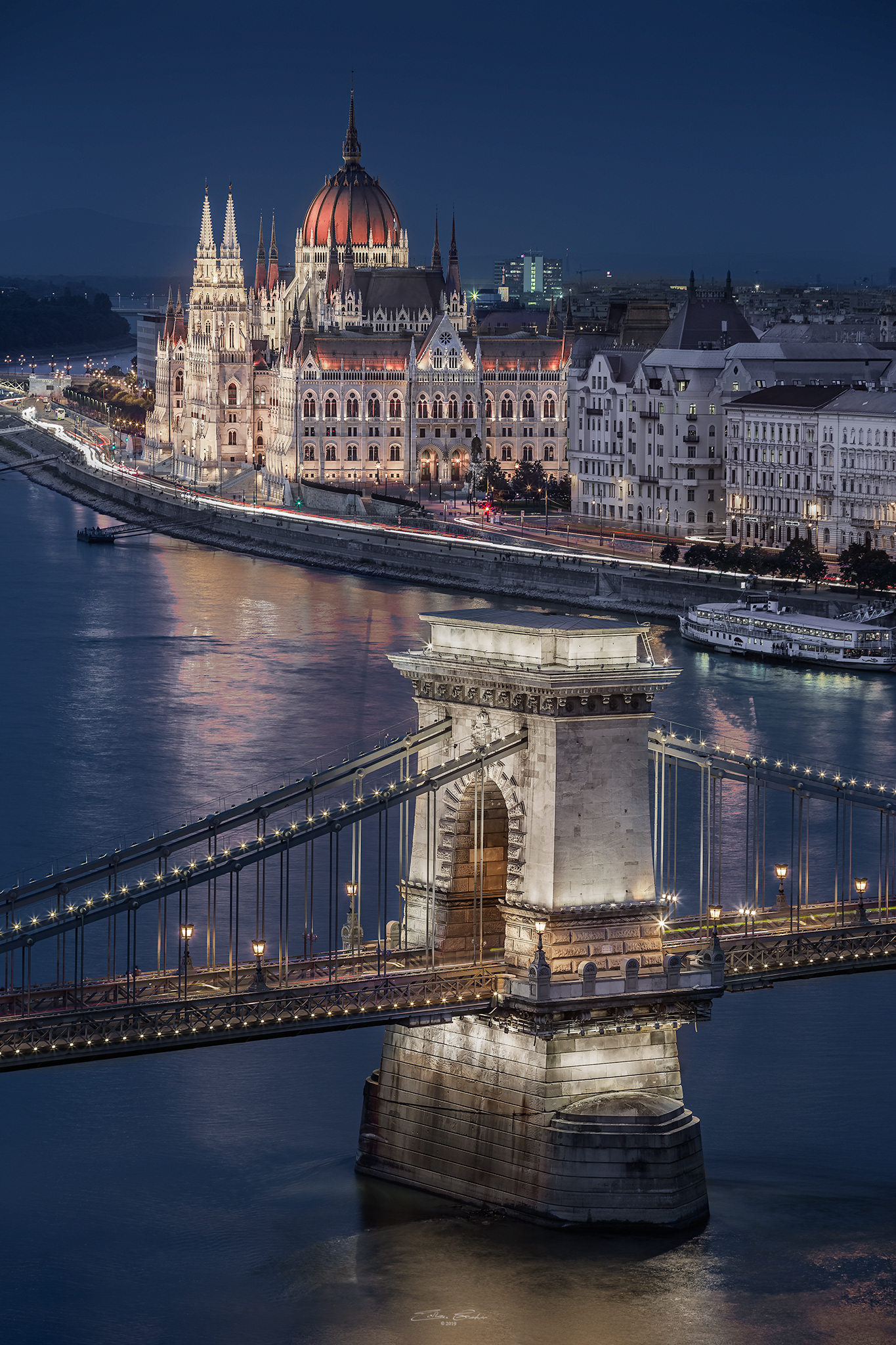 Széchenyi Chain Bridge and Parliament Building