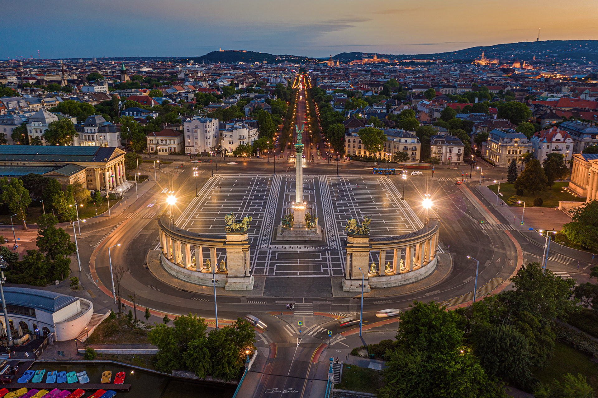 Heroes' Square at dusk