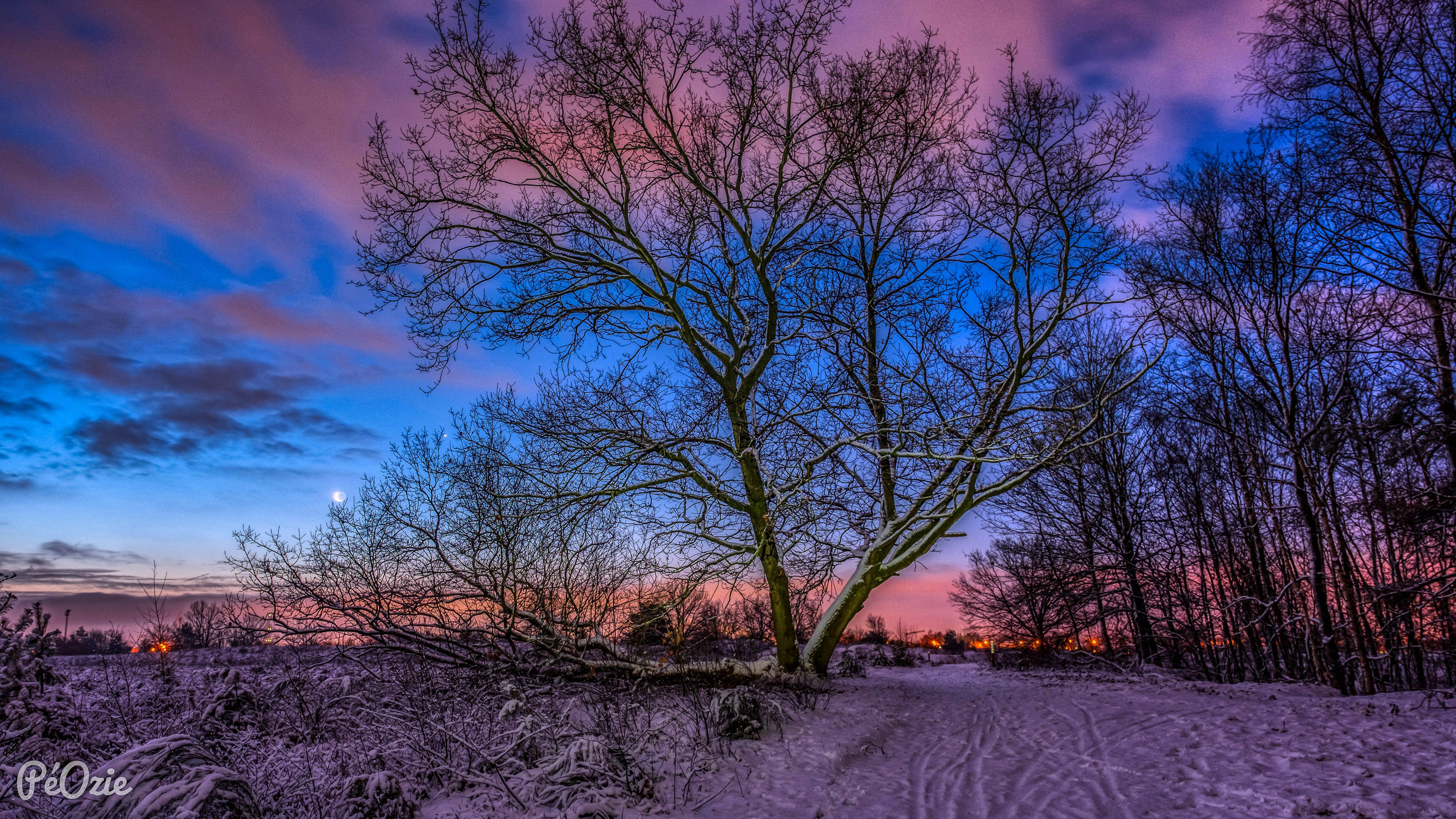 Een zonsopgang in Genk, de maan was nog niet helemaal verdwenen. Zeer vroeg in de ochtend.