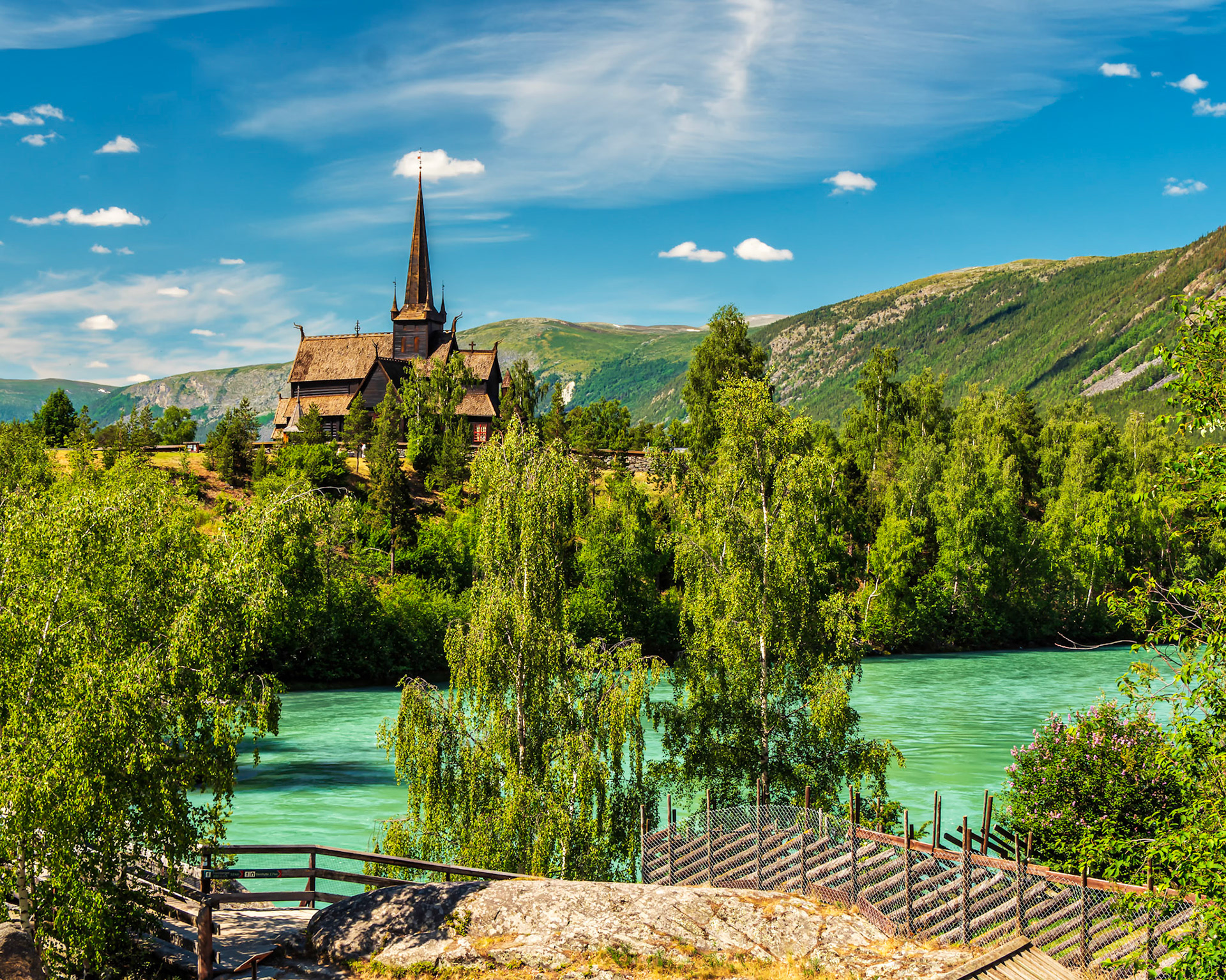 Holzbrücke über den Fluss Bovra in Lom