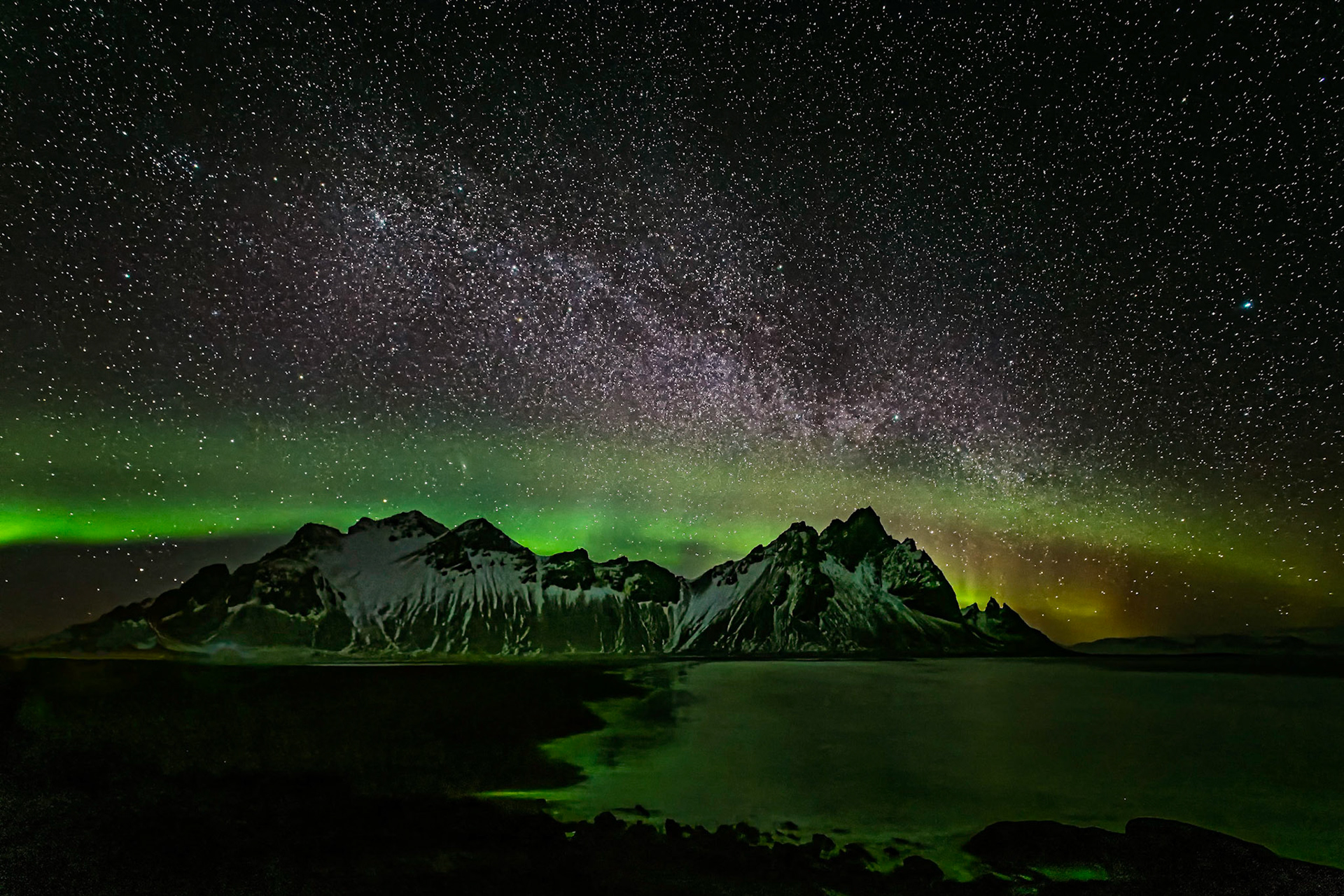 Vestrahorn im Nordlicht mit Milchstraße