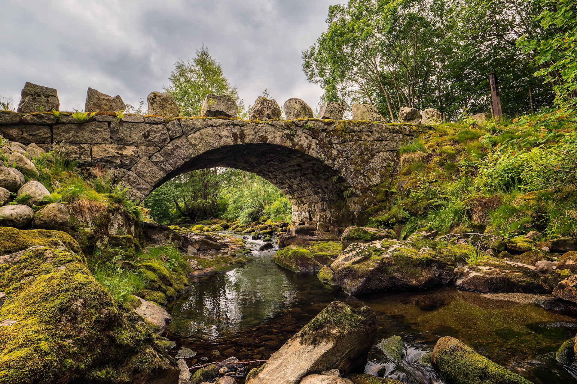 Historische Steinbrücke in Høllesli