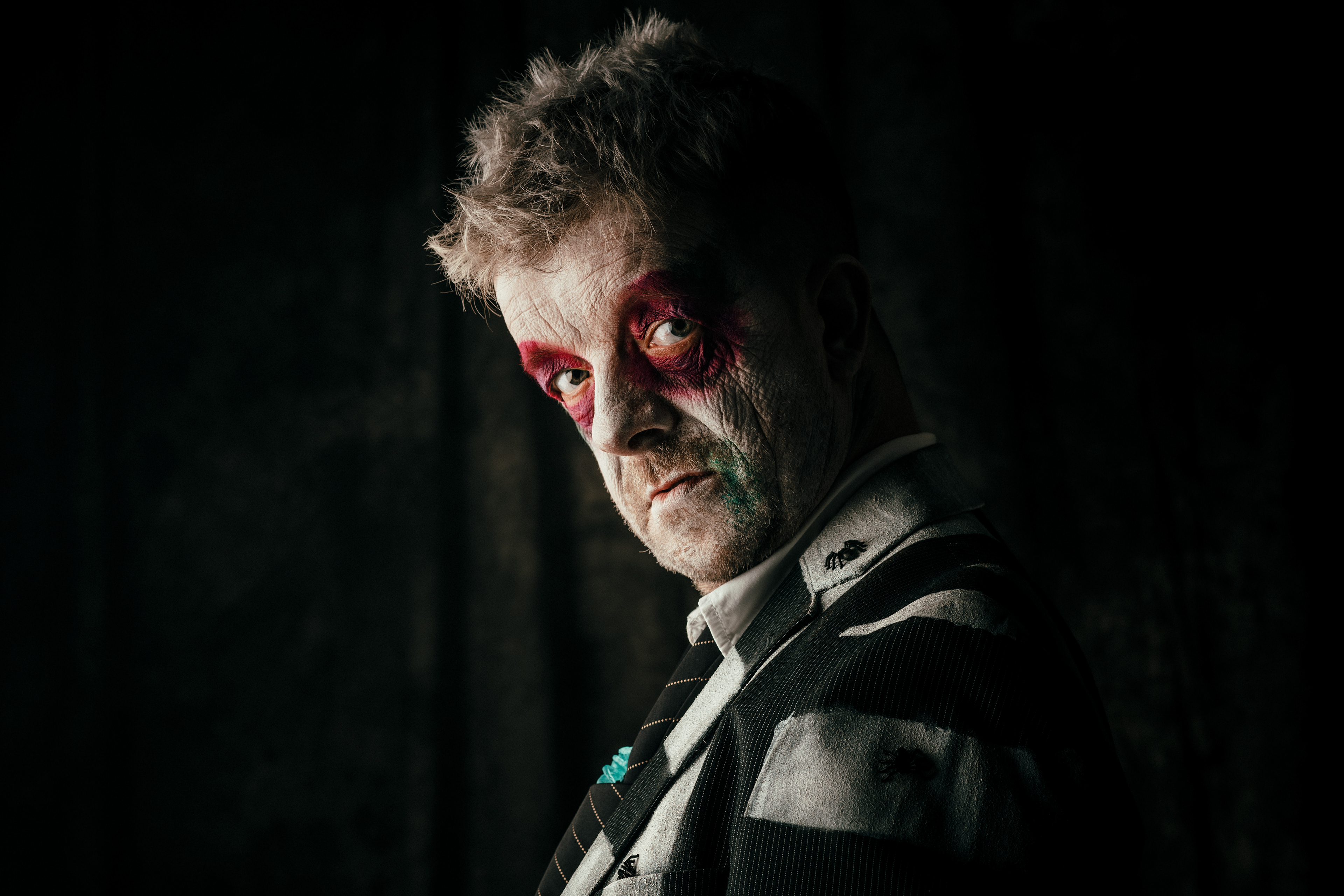 Osoba u Interijeru Krupni Plan 1