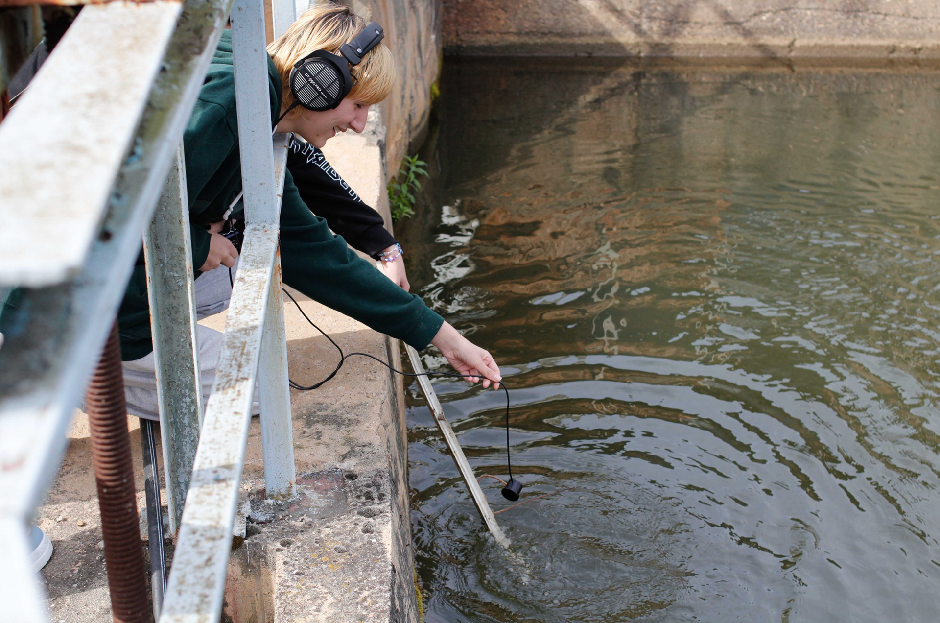 Not Even Water Gets Us Wet. A poetic sound composition workshop with Jasmina Al-Qaisi & Ralf Wendt, October 6, 2023, Timișoara Hydropower Plant – Culture Quest #4 – Photo: Mircea Ilcău