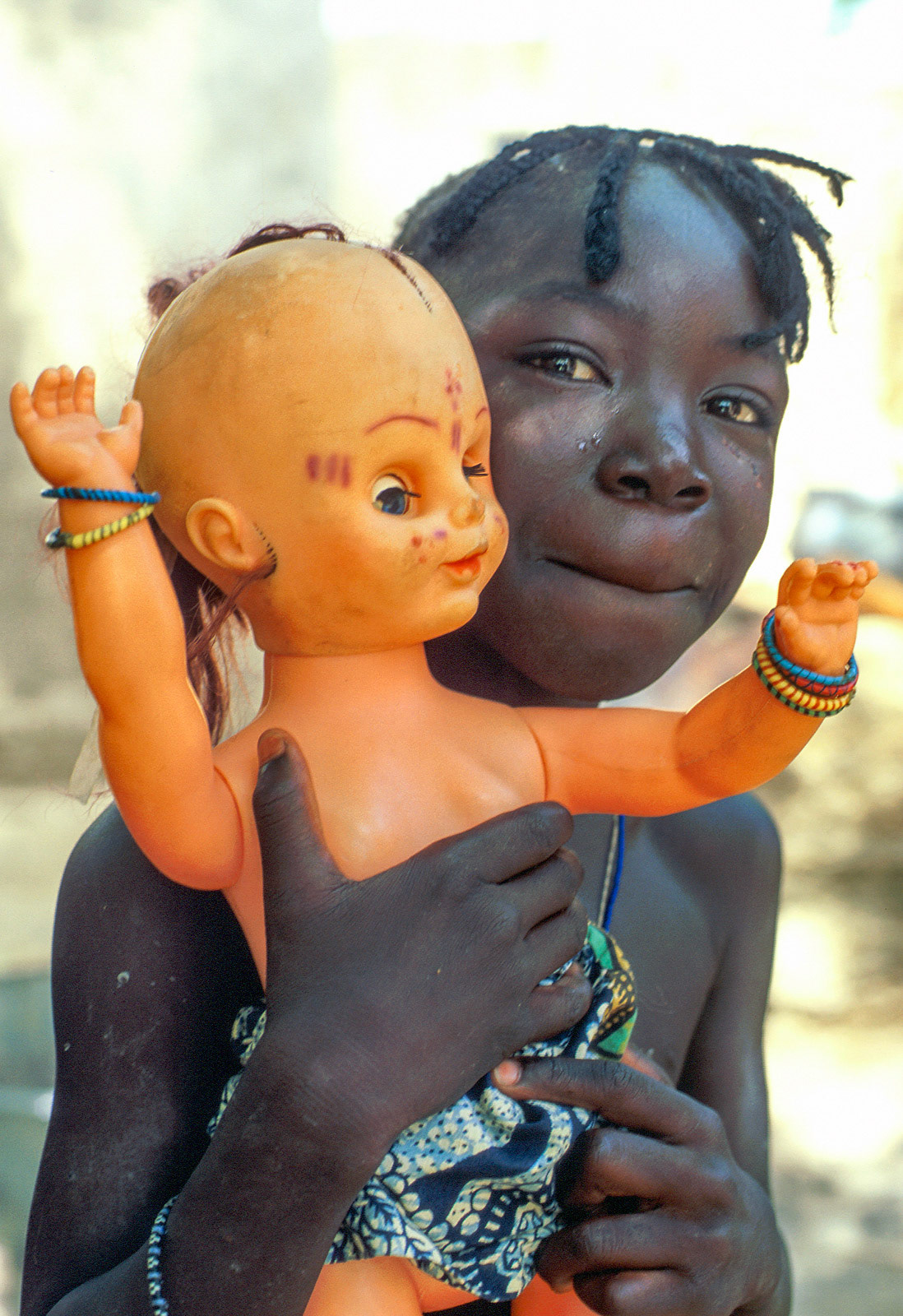 Bozo girl + doll with tribal scars. Dagua Womina, Mali