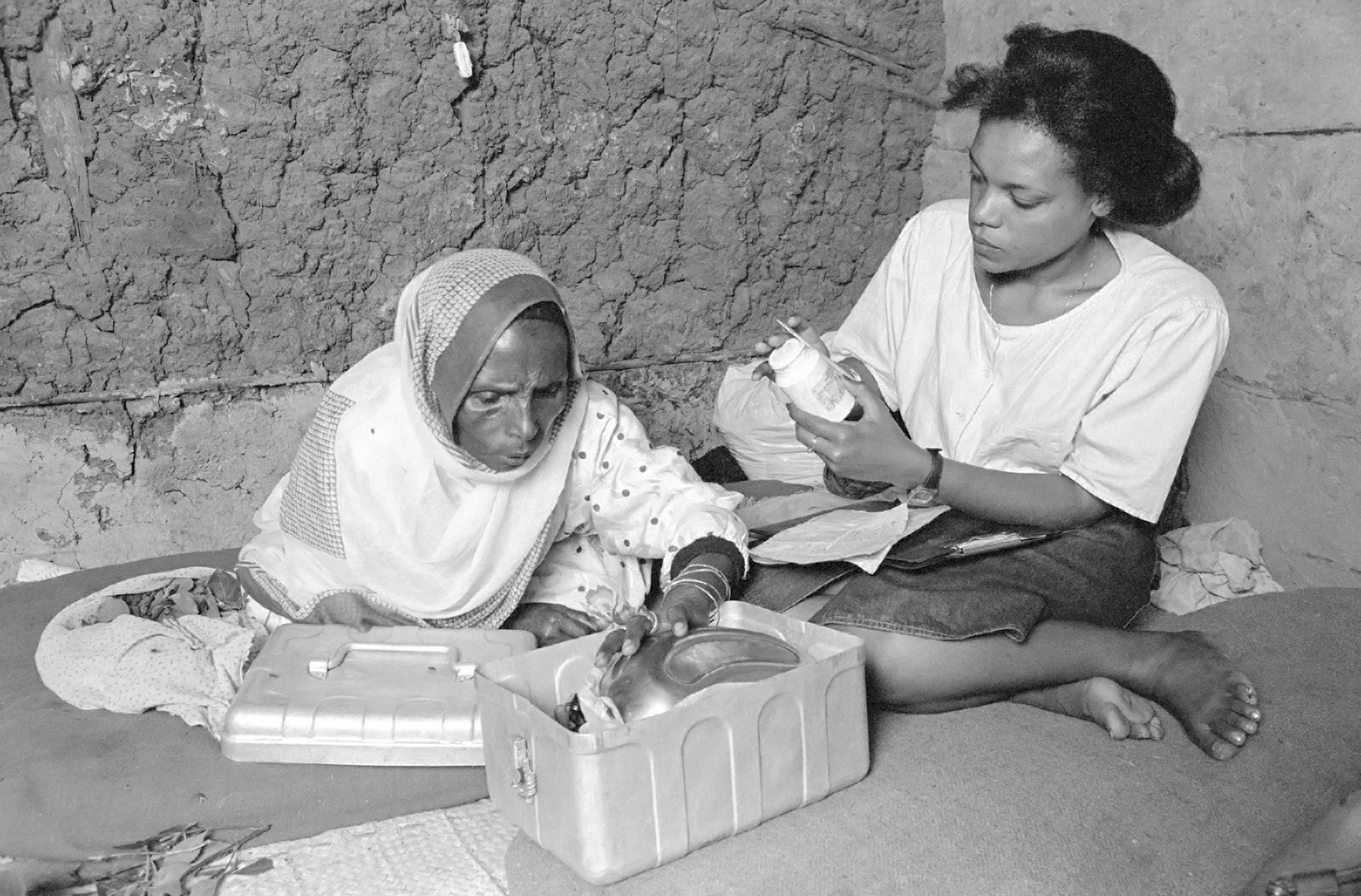 Traditional 'midwife' receiving modern midwifery kit. Dessie, Ethiopia