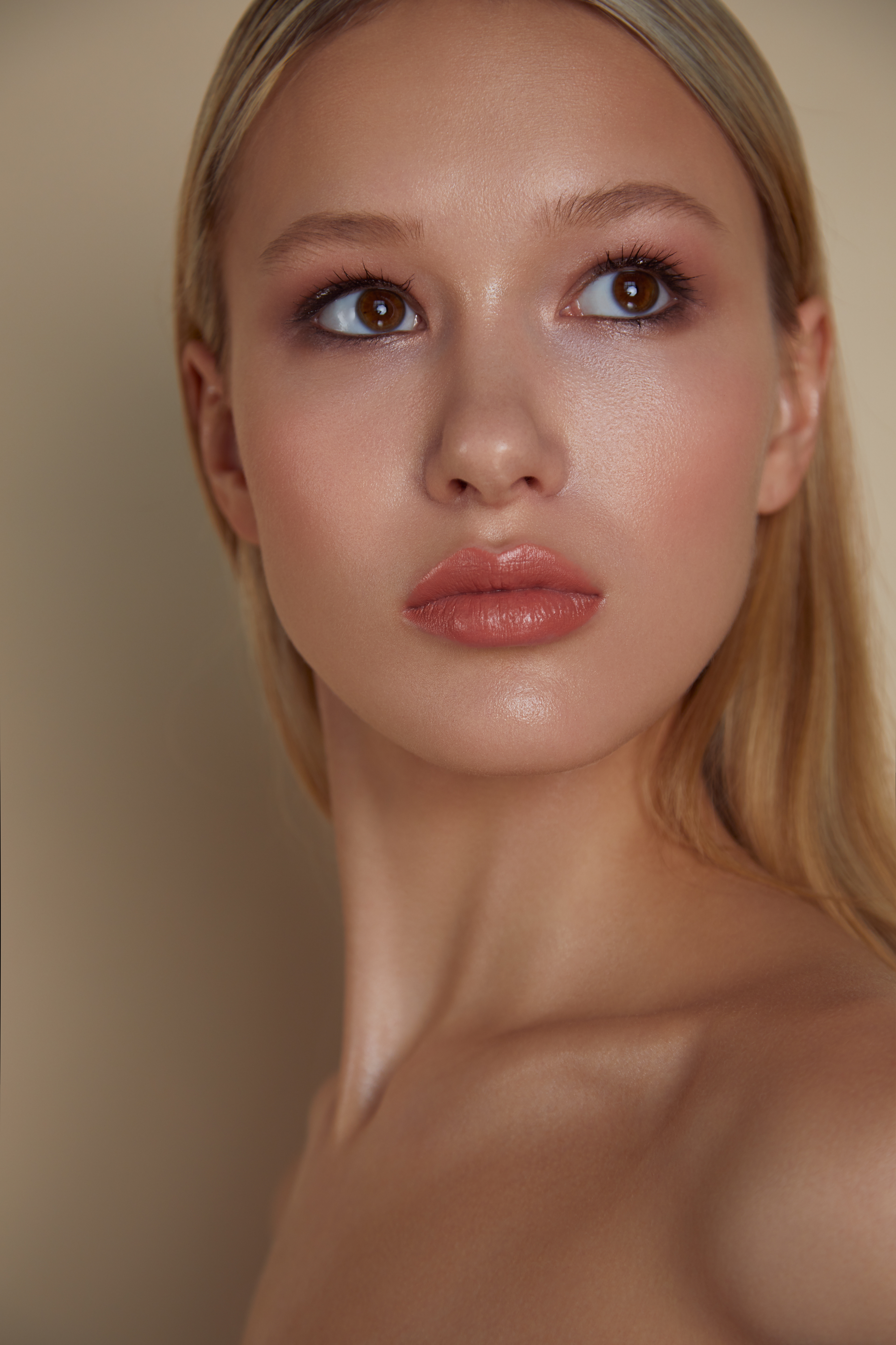 CHANEL beige make-up