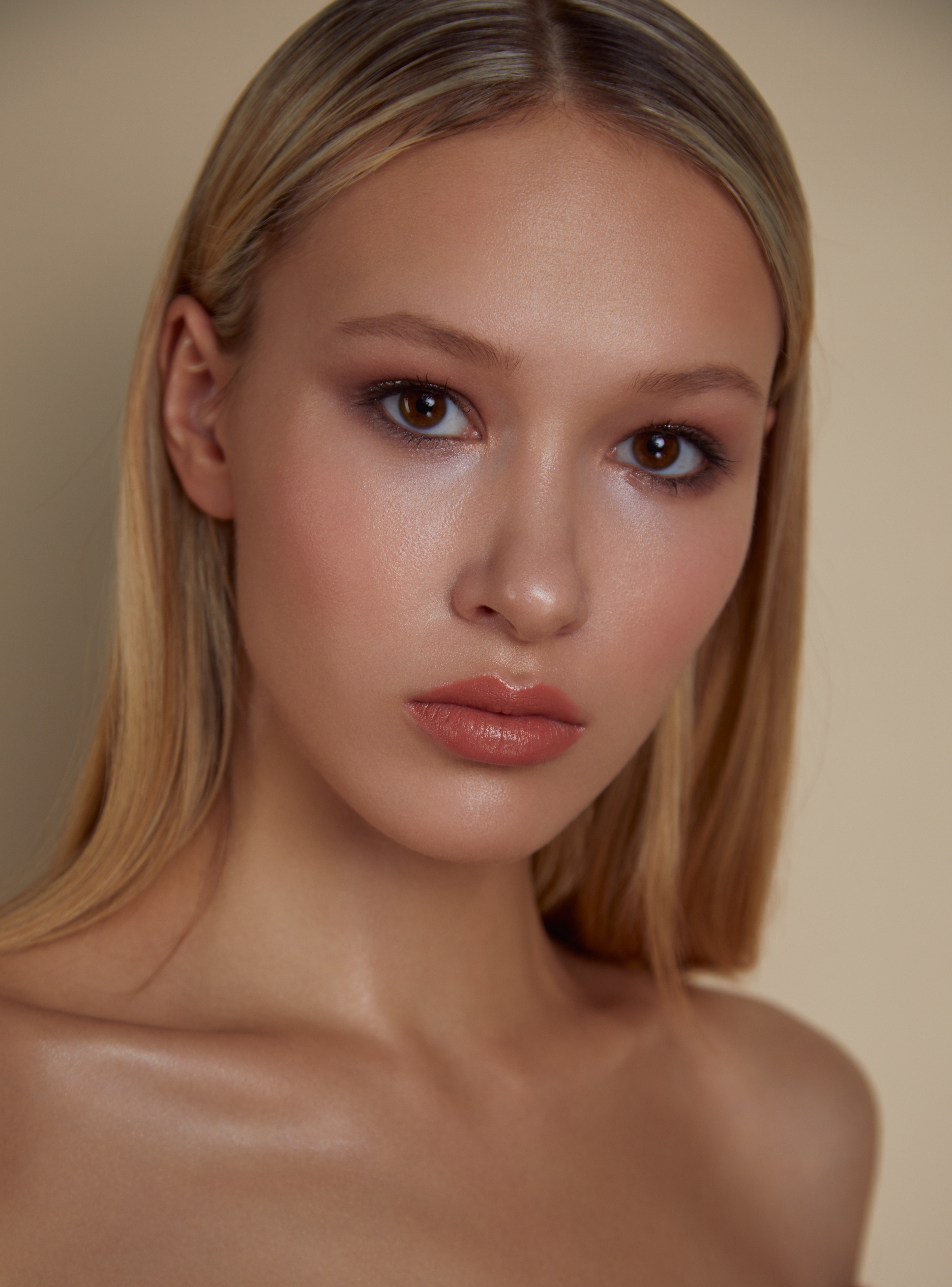 CHANEL beige make-up